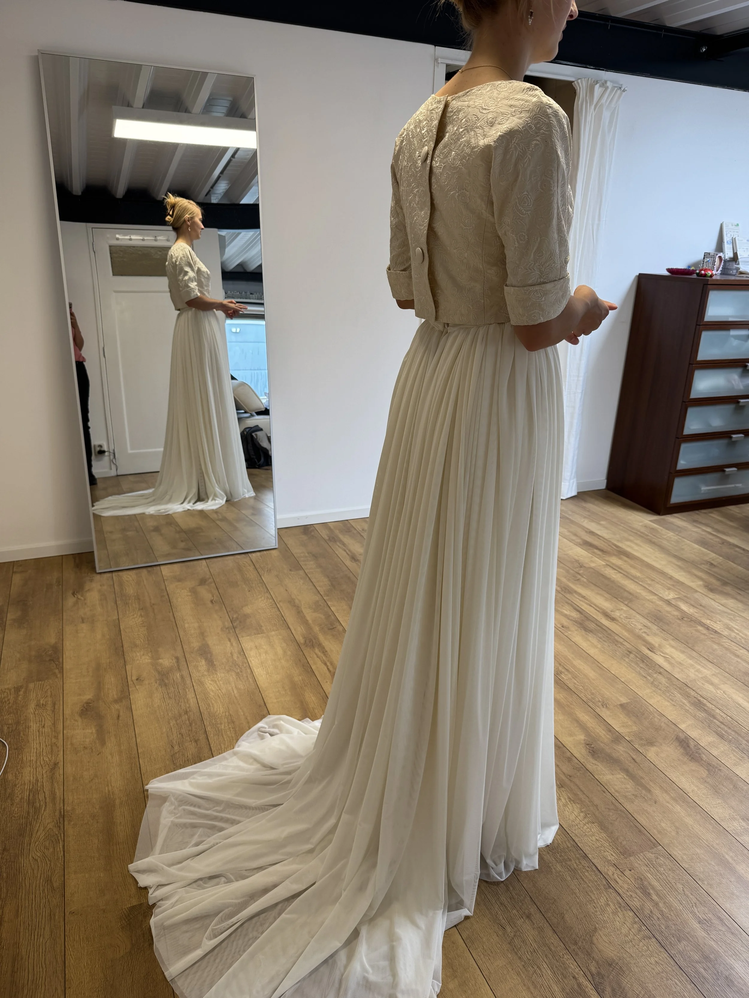 Rok gemaakt voor Jip. Jip is getrouwd in het trouwjurkje van haar moeder. Voor de ceremonie wou ze graag een rok met sleep over het trouwjurkje. Die heb ik ook maat gemaakt.
