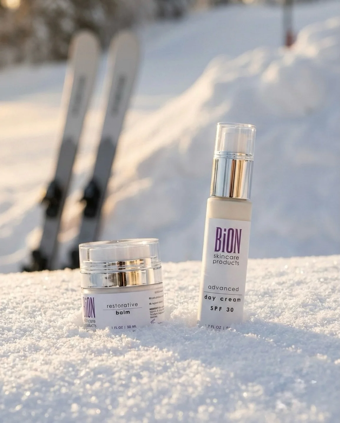 Valo lis&auml;&auml;ntyy ja kev&auml;taurinko tuntuu jo kasvoilla ☀️ Hanget heijastavat valoa voimakkaasti ja UV-s&auml;teily kuormittaa ihoa huomaamatta, vaikka ilma tuntuu viel&auml; viile&auml;lt&auml; ❄️

Nyt on viimeist&auml;&auml;n aika ottaa p