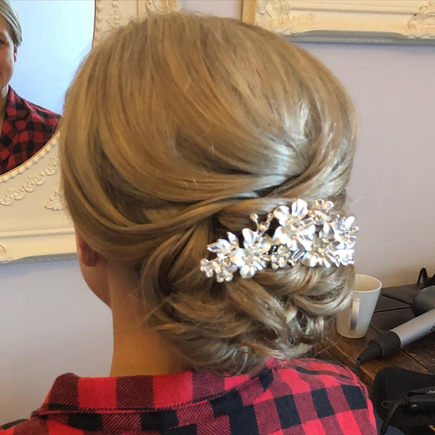 #weddingvibes  #bridesmaids #bridesmaidshair #weddinghair #weddinghairdo #logiecountryhouse #hairupdos #hairup #utopiaaberdeen #bridesmaidhairstyle #wedding