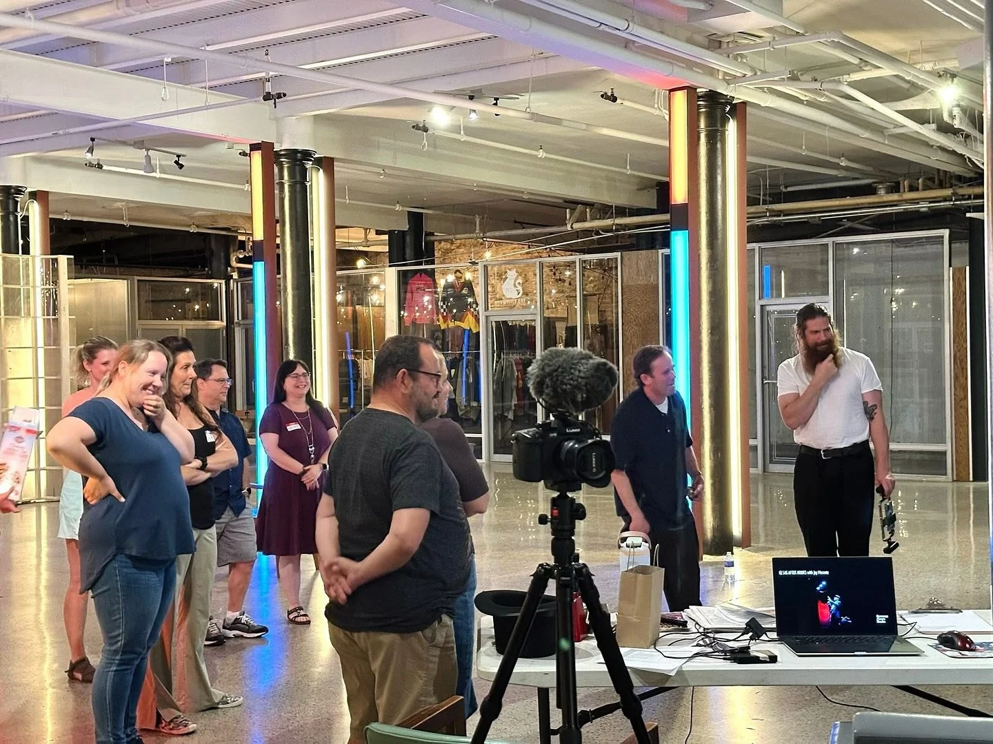 The Syracuse Actors Studio 🎞️ 🎭 🎥 ✨ 
Meets monthly at the Mercantile 

Last night they tried an actors round table discussion format! Open to all acting types! Follow  @syracuseactorsstudio for updates!