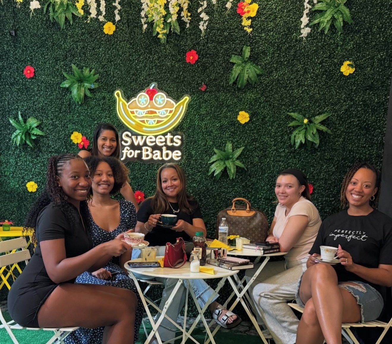 Have you tried the best banana pudding in town 🍌 yet?! Treat yourself to fresh pressed juices, tears and delicious banana pudding at @sweetsforbabe  at the @mccarthy_mercantile