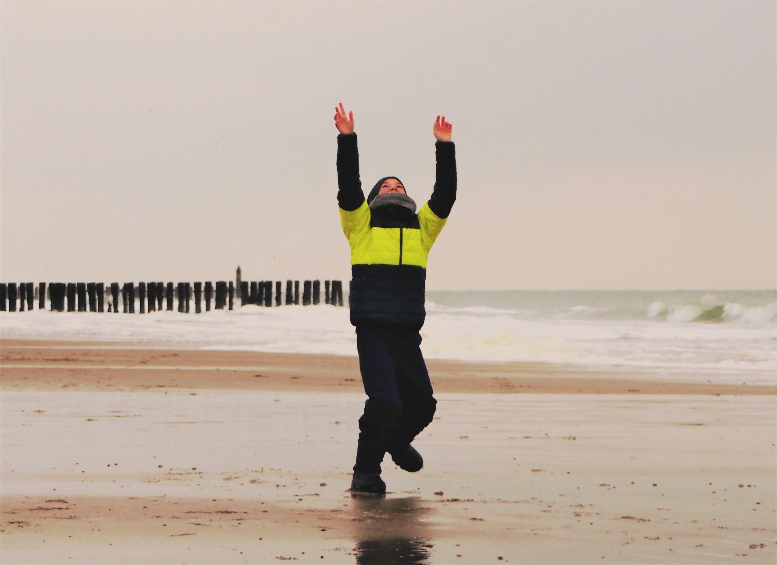 Junge am Strand