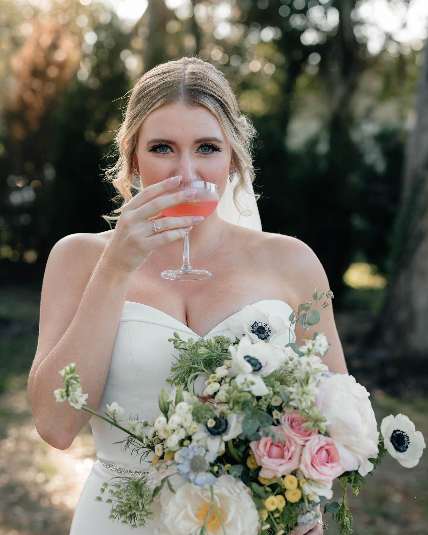 Saturdays are for a few things : Brides, Blooms + Fizzy Cocktails ✨