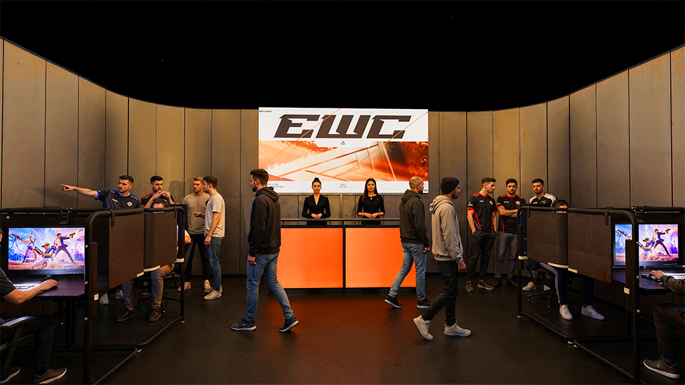  J'ai eu l'opportunité de travailler sur les championnats du monde de jeux vidéo organisés à Paris (Esports World Cup). Ma mission : la visualisation de différents espaces scénographiques, pour permettre aux client de se projeter pleinement dans chaq