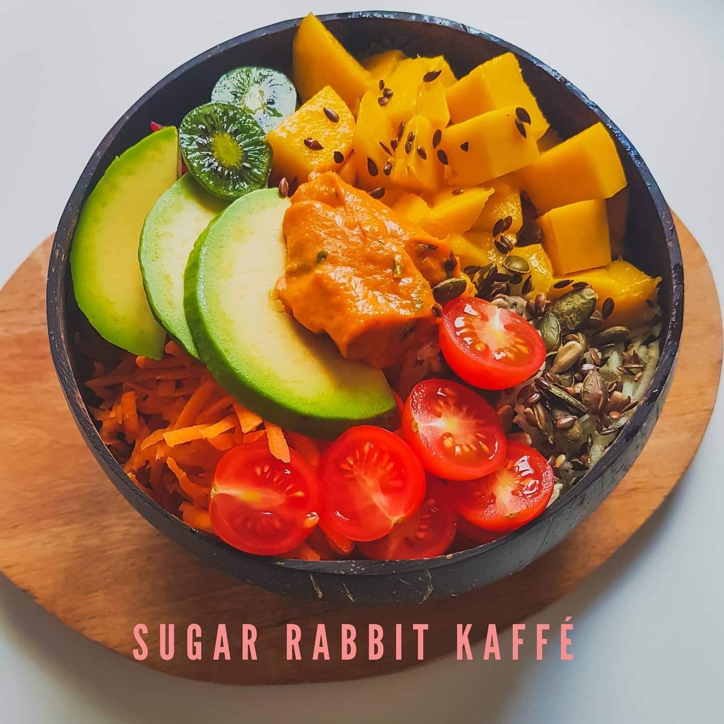 Oh yeahhhh, superbowl, full of veggie, fruity, freshinest and healthinest 😜🤩👌 perfect all day, everyday @sugarrabbitkaffe or to take away 🙌
.
 Um arco iris de sabor, textura e t&atilde;o yummy. .
.
#sugarrabbitkaffe #superfoodkaffe #veganalbufeir