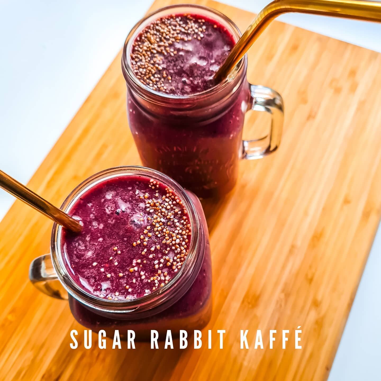 Oh we such in love, ready to have a fresh superfood A&ccedil;ai kick smoothie, joy of nature power, fruity, ice fresh and allways colourfull. 
.
.
@sugarrabbitkaffe 
#healthyfoodalbufeira #thebestcoffee #acaialgarve #thebestcoffeeintown #yummyfood #f