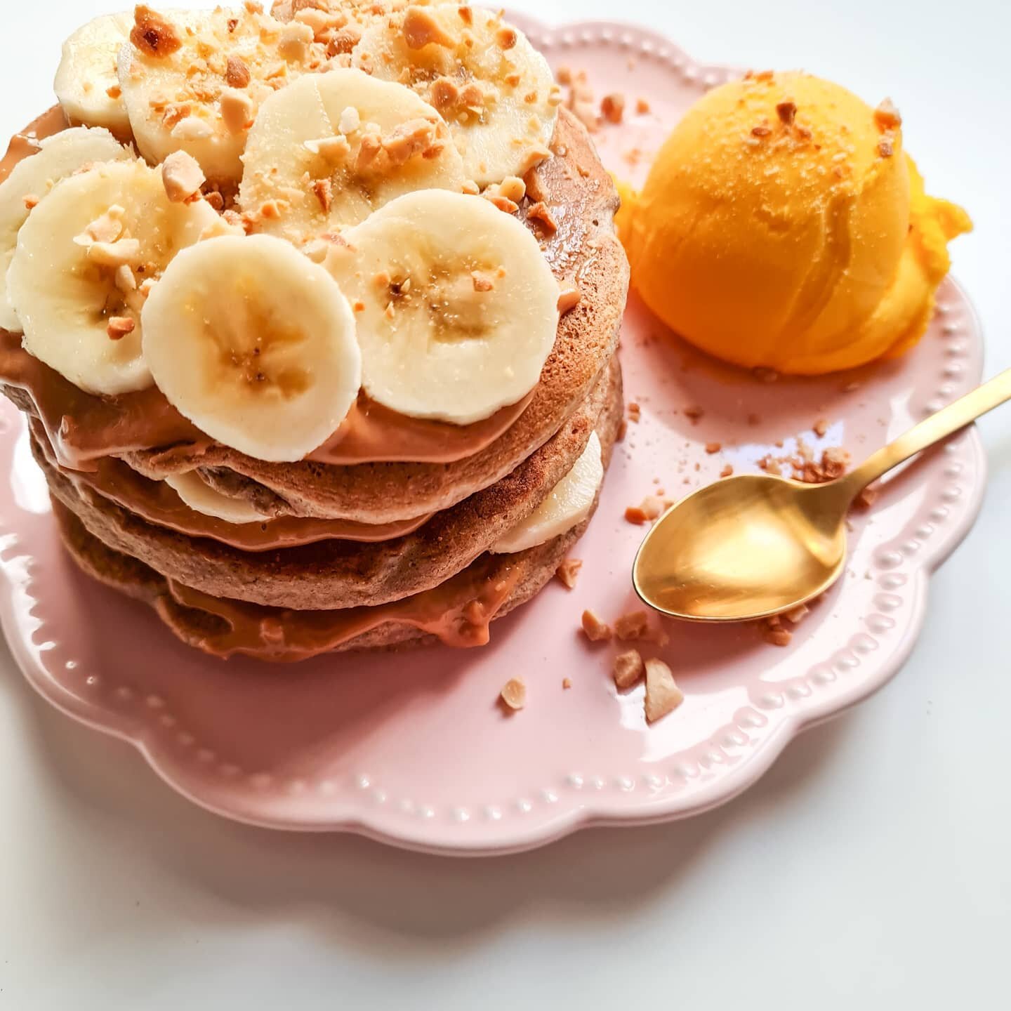 Damm 😜, so so yummy and healthy, lets have some Peanut banana pancakes, vegan, fruity, peanutty, fluffy and allways colourfull. 
.
.
@sugarrabbitkaffe 
#healthyfoodalbufeira #thebestcoffee #thebestcoffeeintown #yummyfood #foodstagram #foodporn #inst