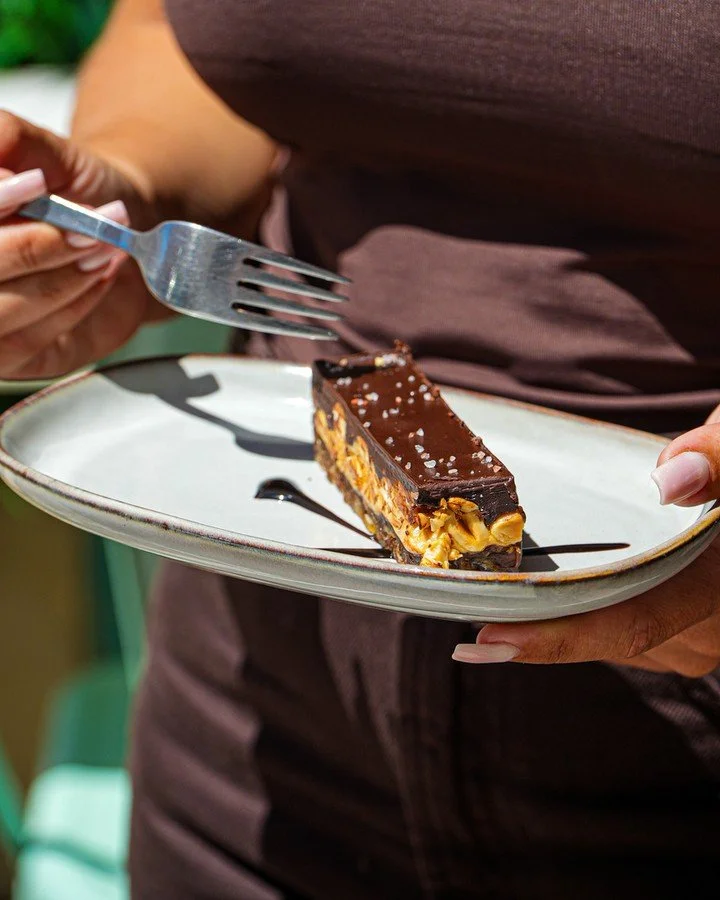 🇵🇹 Vegan snickers bar, simples e irresist&iacute;vel ✨
⠀⠀⠀⠀⠀⠀⠀⠀⠀⠀
🇬🇧 Vegan snickers bar, simple and irresistible ✨
⠀⠀⠀⠀⠀⠀⠀⠀⠀⠀
.
.
. ⠀⠀⠀⠀⠀⠀⠀⠀⠀⠀
📍 Morada: Endere&ccedil;o: R. Latino Coelho 42, 8200-123 Albufeira ⠀⠀⠀⠀⠀⠀⠀⠀⠀⠀
Gest&atilde;o de redes: 