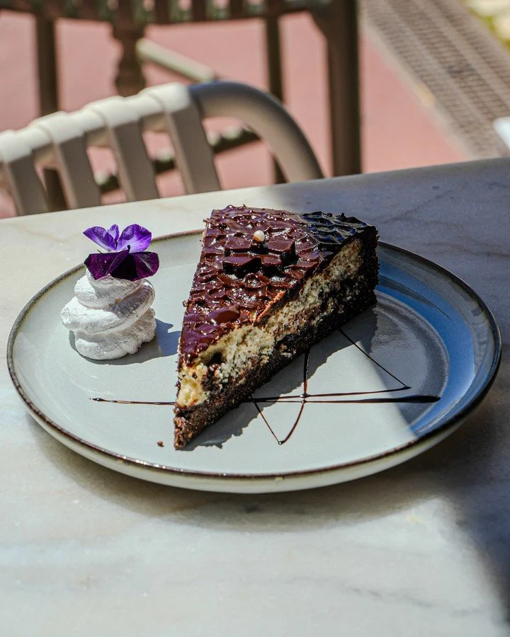 🇵🇹 Cheesecake de coco, am&ecirc;ndoa e chocolate &mdash; sem a&ccedil;&uacute;car, sem culpa 🤍
⠀⠀⠀⠀⠀⠀⠀⠀⠀⠀
🇬🇧 Coconut, almond &amp; chocolate cheesecake &mdash; sugar free, guilt free 🤍
⠀⠀⠀⠀⠀⠀⠀⠀⠀⠀
.
.
. ⠀⠀⠀⠀⠀⠀⠀⠀⠀⠀
📍 Morada: Endere&ccedil;o: R. 