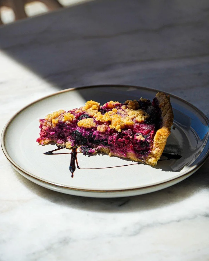 🇵🇹 Tarte vegan, naturalmente doce, sem a&ccedil;&uacute;cares refinados 🍇
Uma combina&ccedil;&atilde;o leve e reconfortante, feita para saborear sem pressa 🤍
⠀⠀⠀⠀⠀⠀⠀⠀⠀⠀
🇬🇧 Vegan tart, naturally sweet, with no refined sugar 🍇
A light and comfor