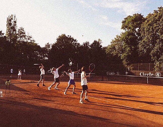 Du kriegst nicht genug von Tennis? 🎾

Dann schnapp Dir schnell noch einen Platz bei unseren Intensivcamps 2021!

Spiele von Montag bis Freitag, jeden Tag zwischen 17-19 Uhr, 2 Stunden Tennis mit Abschlussturnier und Drinks am Freitag😎 Das erste Cam