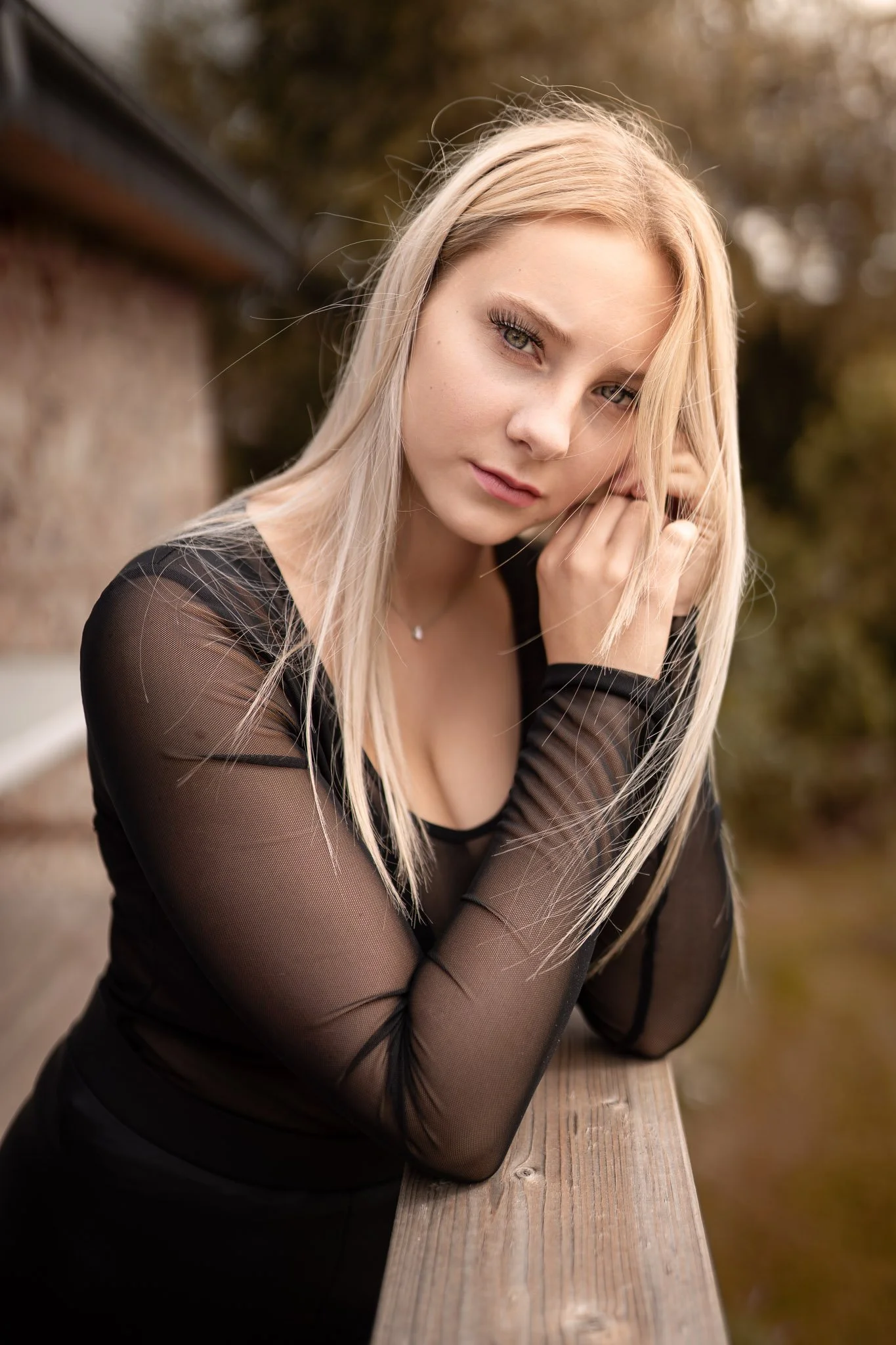 Portrait en extérieur naturel d’une femme en noir à Metz, réalisé par Jonathan Chretien, photographe portrait.
