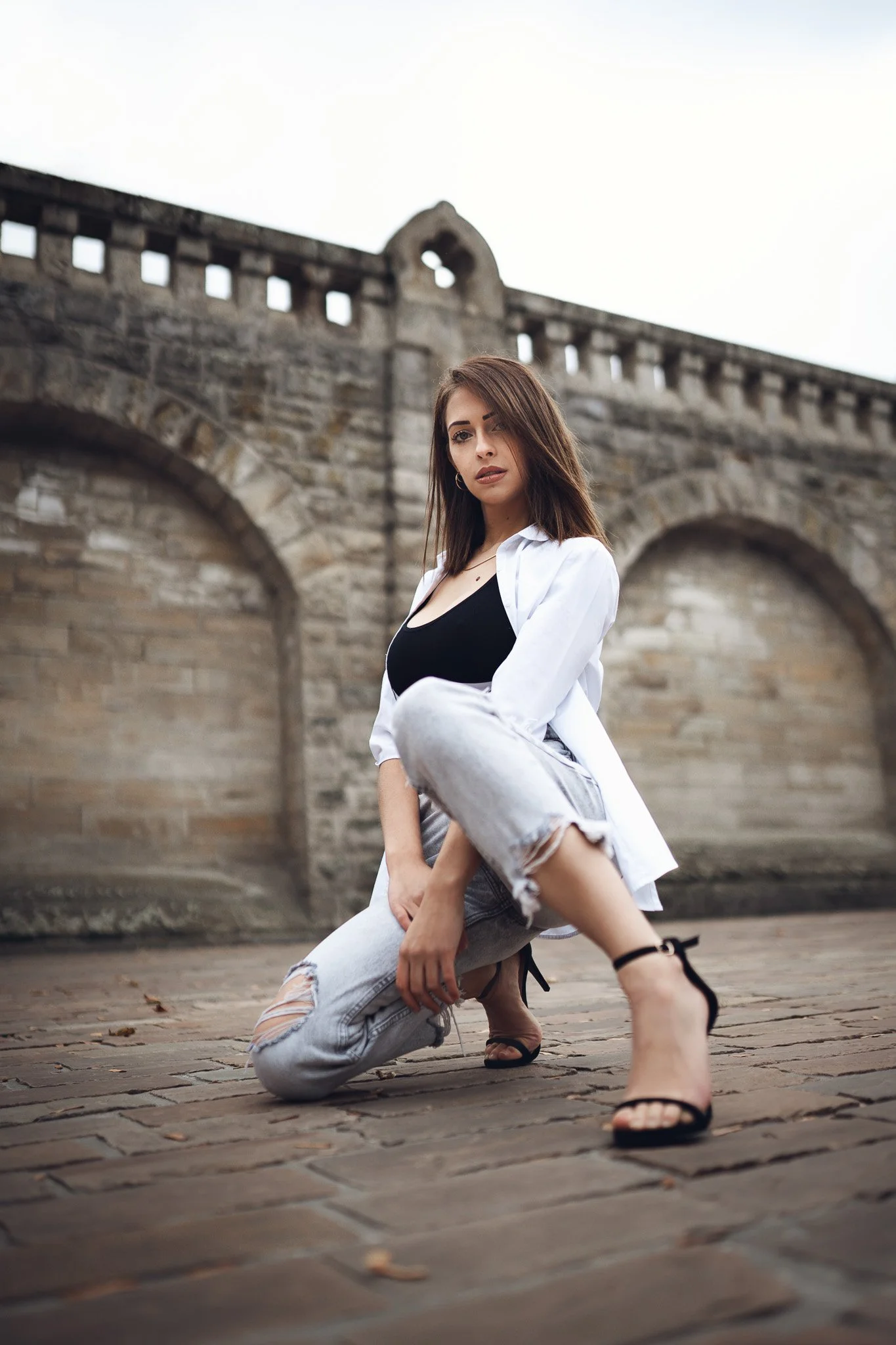Portrait féminin en extérieur urbain devant une architecture en pierre à Metz, réalisé par Jonathan Chretien, photographe portrait.