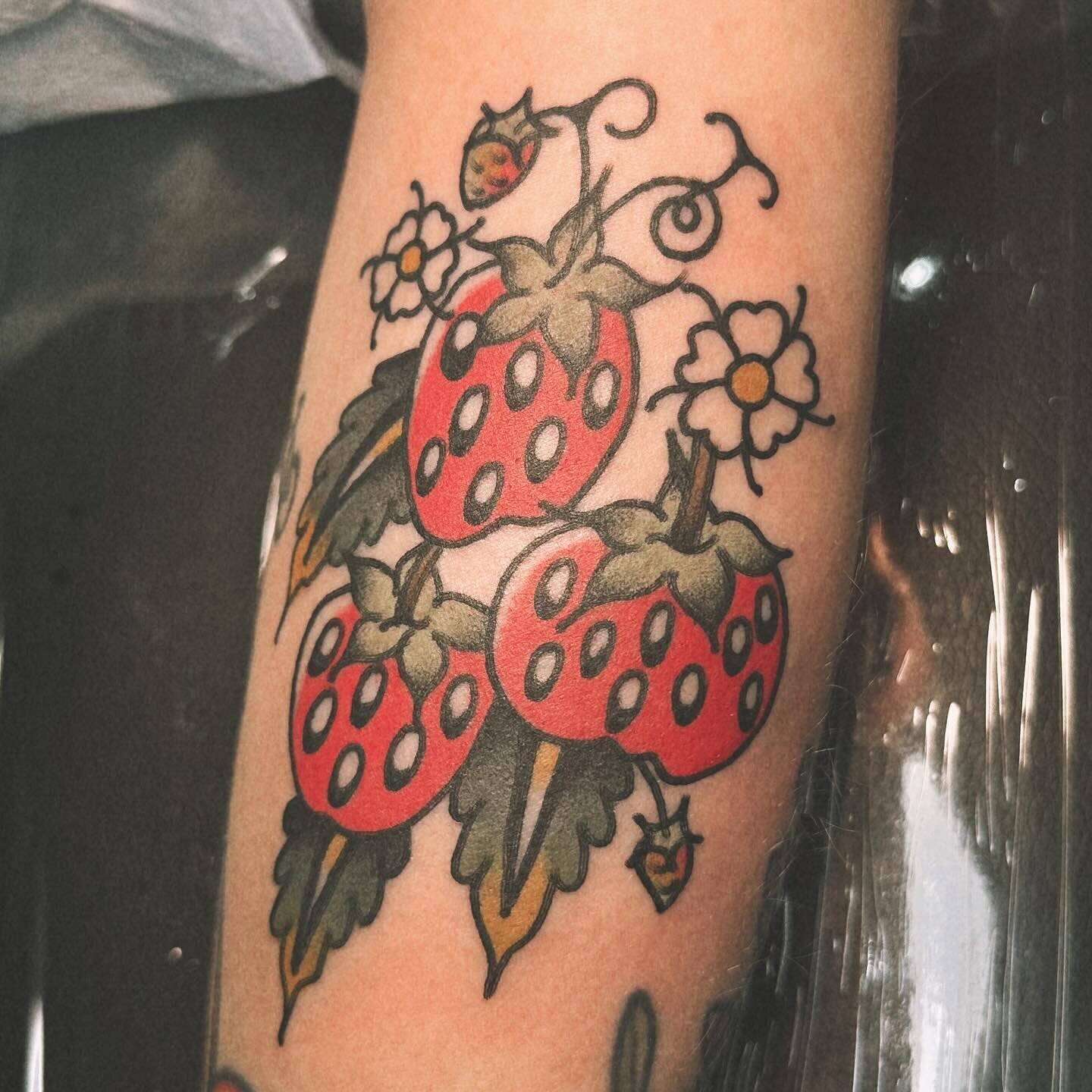 lil cuties for Shelby 🍓

#tiffytuffington #balmtattooing #grandrapidstattoo