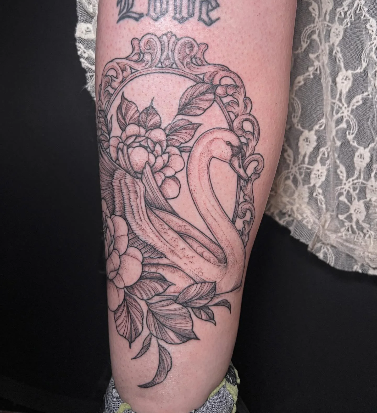 Got to finish up this lovely swan piece the other day for M ❤️ linework healed and shading/details fresh! 🦢 
.
.
.
.
#tattoo #grandrapidstattoo #michigantattooers #femaletattooartist #birdtattoo