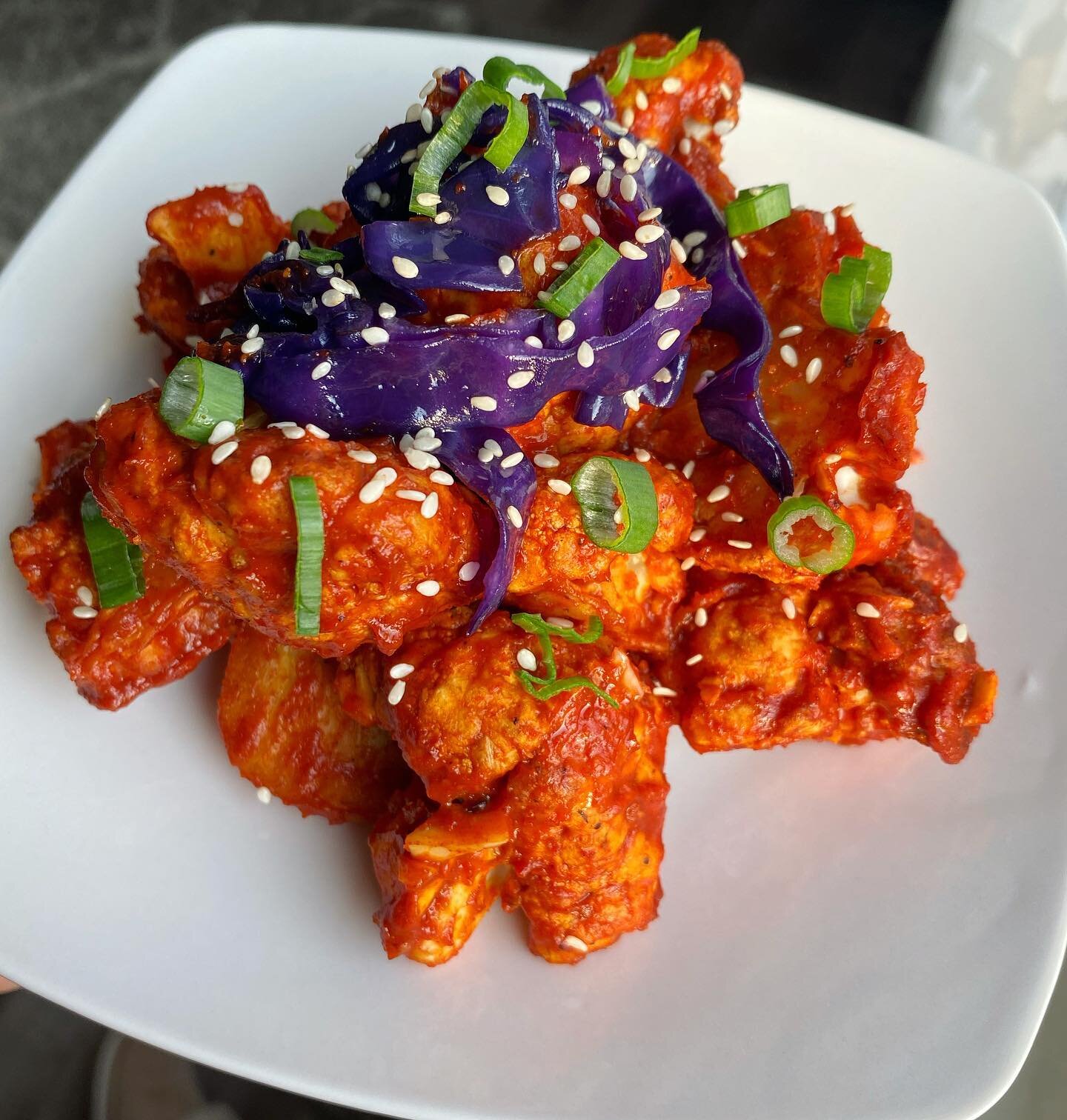 Gochujang cauliflower wings topped w sesame cabbage, sesame seeds &amp; green onions 🤩 &bull; this recipe still needs some work imo, but when I get it down, I&rsquo;ll post it 😁. 
.
.
.
.
.
#vegan #veganfood #veganfoodshare #veganfoodporn #vegansof