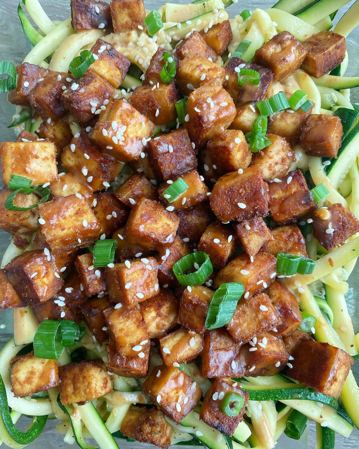 My client&rsquo;s go-to: zucchini noodles &amp; pan-fried tofu in the besttttt peanut sauce 🔥😭 &bull; peanut sauce recipe posted to my highlights! It&rsquo;s so easy to make. You can use it on tofu, as salad dressing, on roasted veggies, etc.
.
.
.