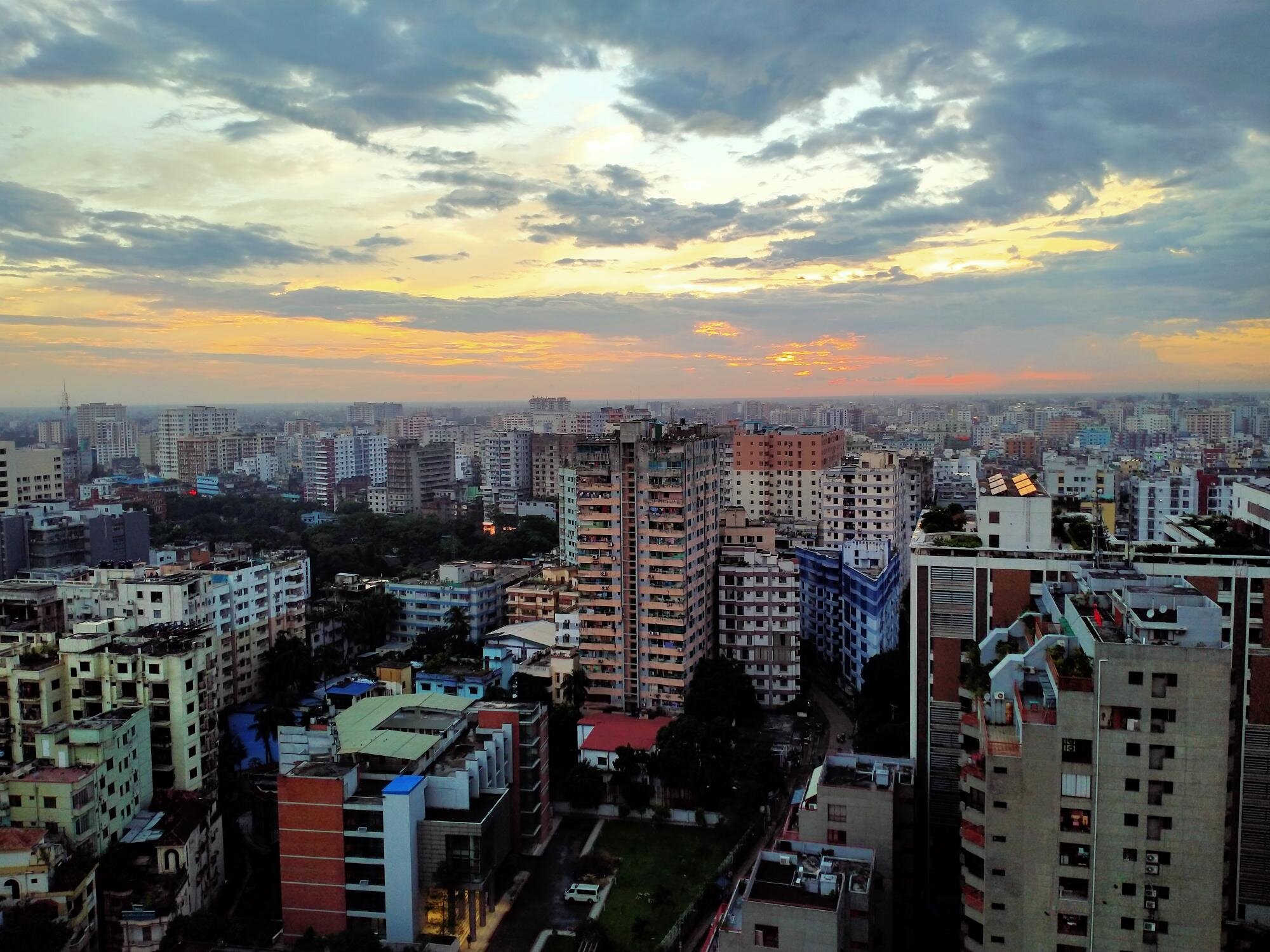 Straßen und Hochhäuser in Bangladesch