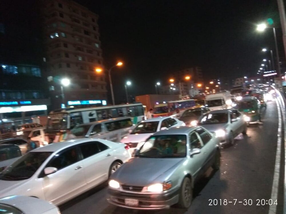 Straßenverkehr in Bangladesch bei Nacht