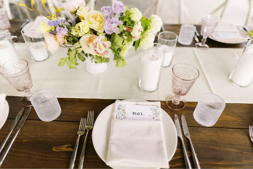 Amanda_26Jared_0641-Plates and flowrs-.jpg