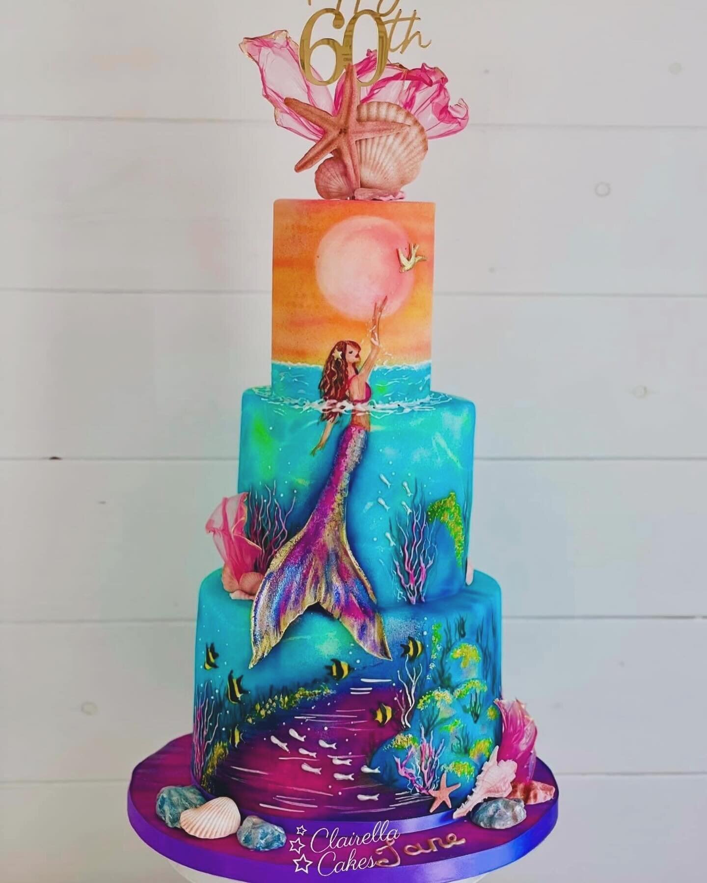 Delivered this #mermaidcake to Thorpe Hall Golf Club last night especially for Jane who loves Mermaids to celebrate her 60th birthday! 
Cake was sticky toffee pudding flavour filled with caramel &amp; custard buttercream &amp; also vanilla sponge fil