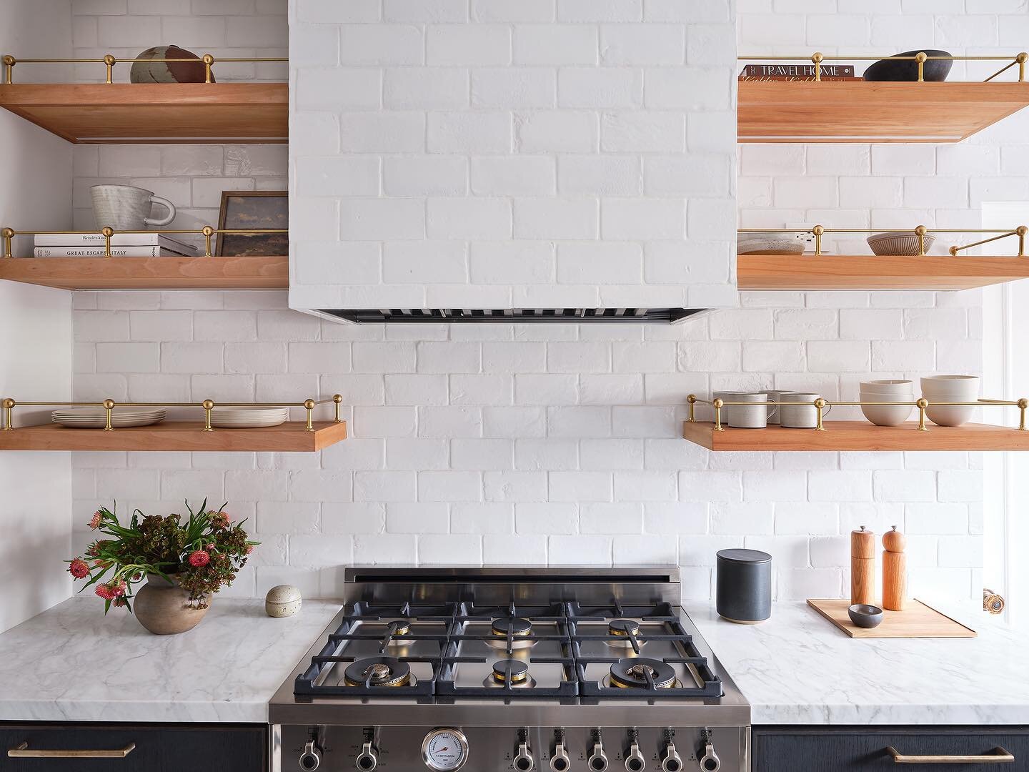 The flawless symmetry of our custom sycamore floating shelves perfectly complements the artisanal touch of handmade tiles &ndash; it&rsquo;s design harmony. And that burner? To use the most appropriate phrase possible - 😙🤌 chef&rsquo;s kiss! 

Alth