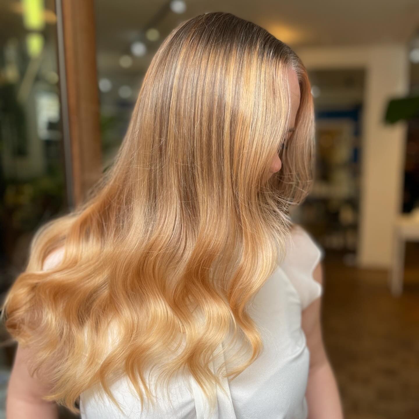 _____BALAYAGE_____

I dag har Sara &oslash;vet balayage i salonen🔥 pr&oslash;v lige og se en p&aelig;n strawberry blond farve!🍓✨✨