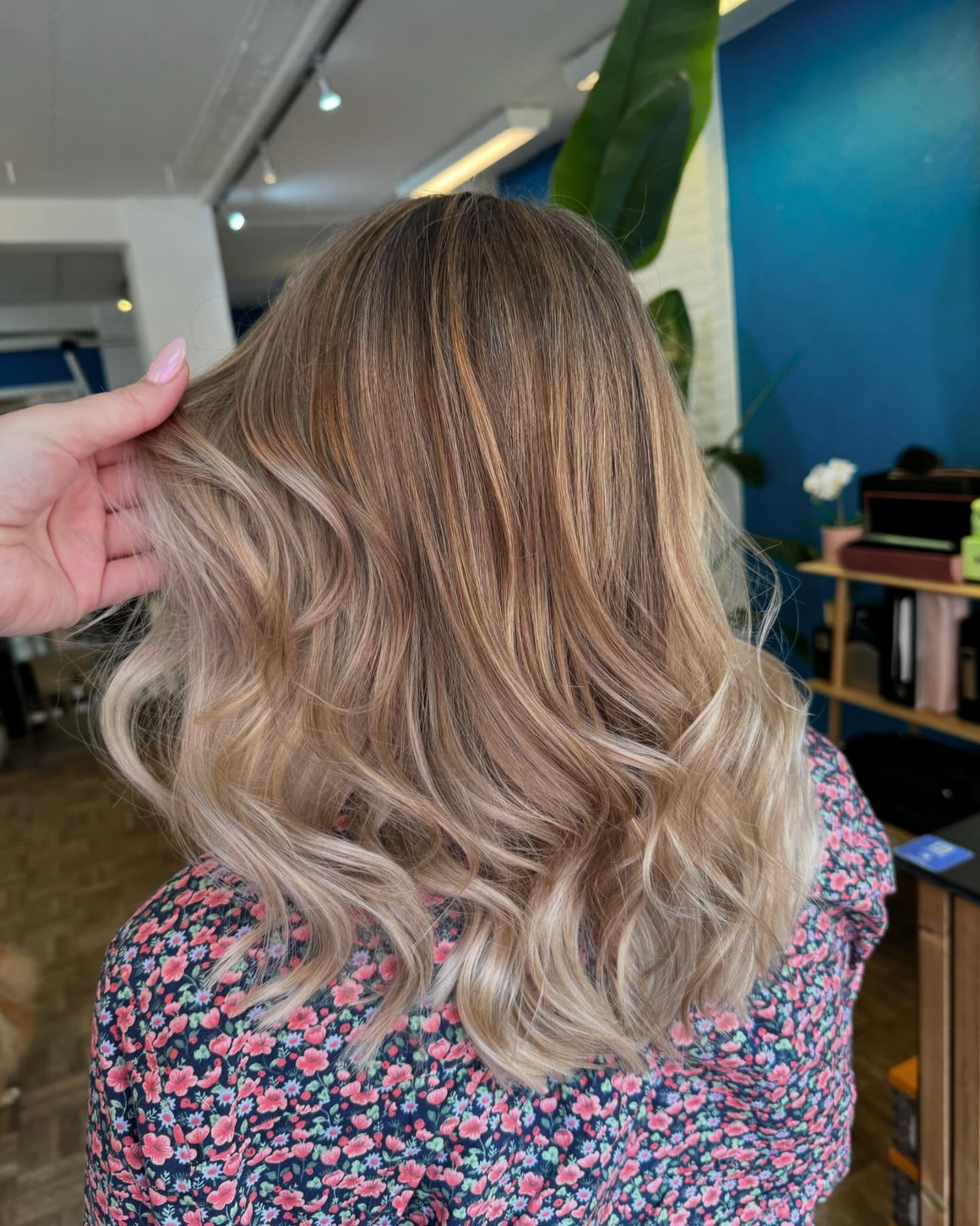 Naturlig balayage ✨ 

Vi har samlet en masse gr&aring; h&aring;r og ret m&oslash;rk bund, s&aring; det hele er mere harmonisk og kl&aelig;der kunden s&aring; godt 😍

#wella #wellanordic #blonde #hair #blondehair #wellaeducation #wellaprofessional #w