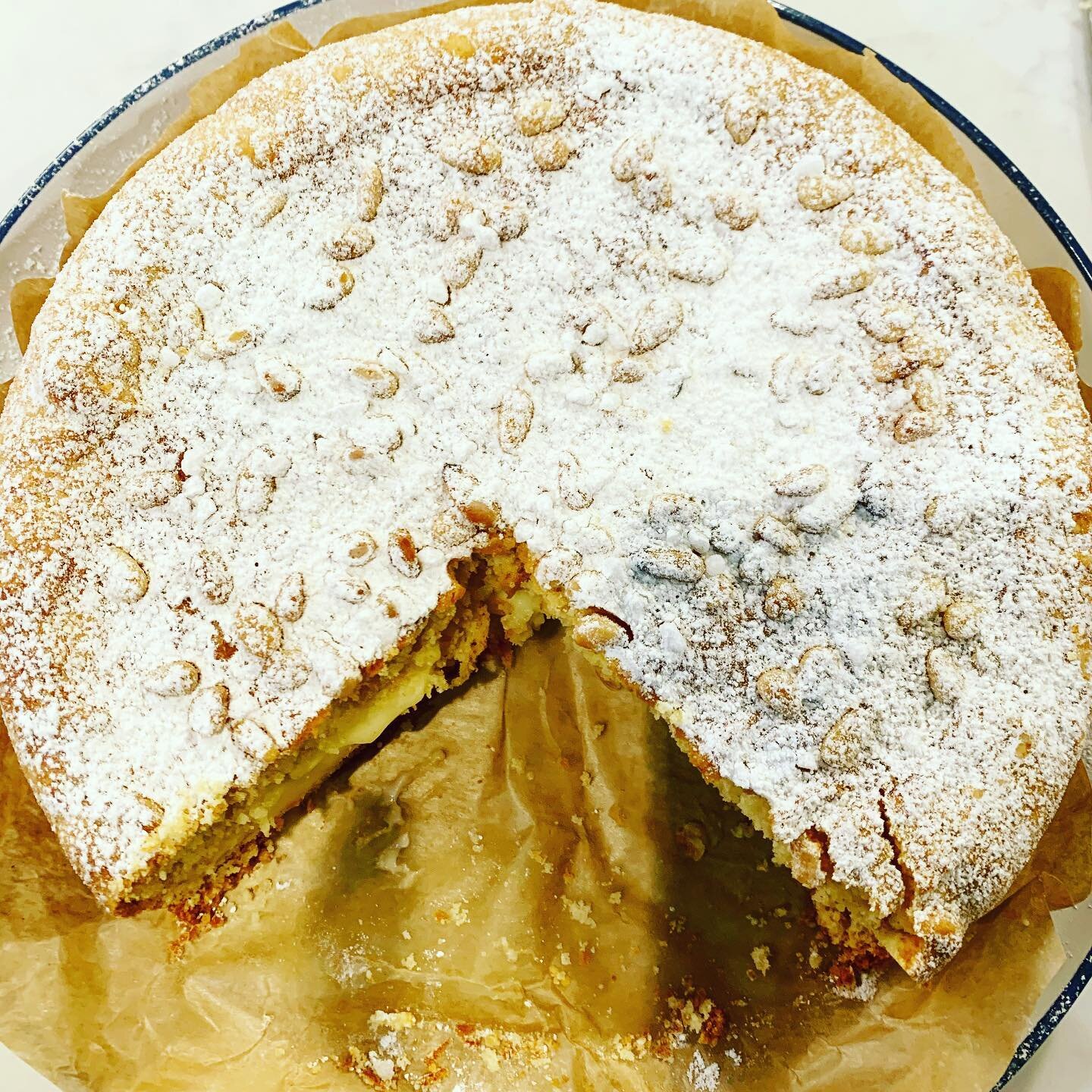 When your lovely neighbours bring you torta della nonna. 😁 And yes, that is custard inside the cake. Absolutely delicious! ❤️ Thank you @io_me_and_myself #treat #tortadellanonna #italianfood #delicious #saturday
