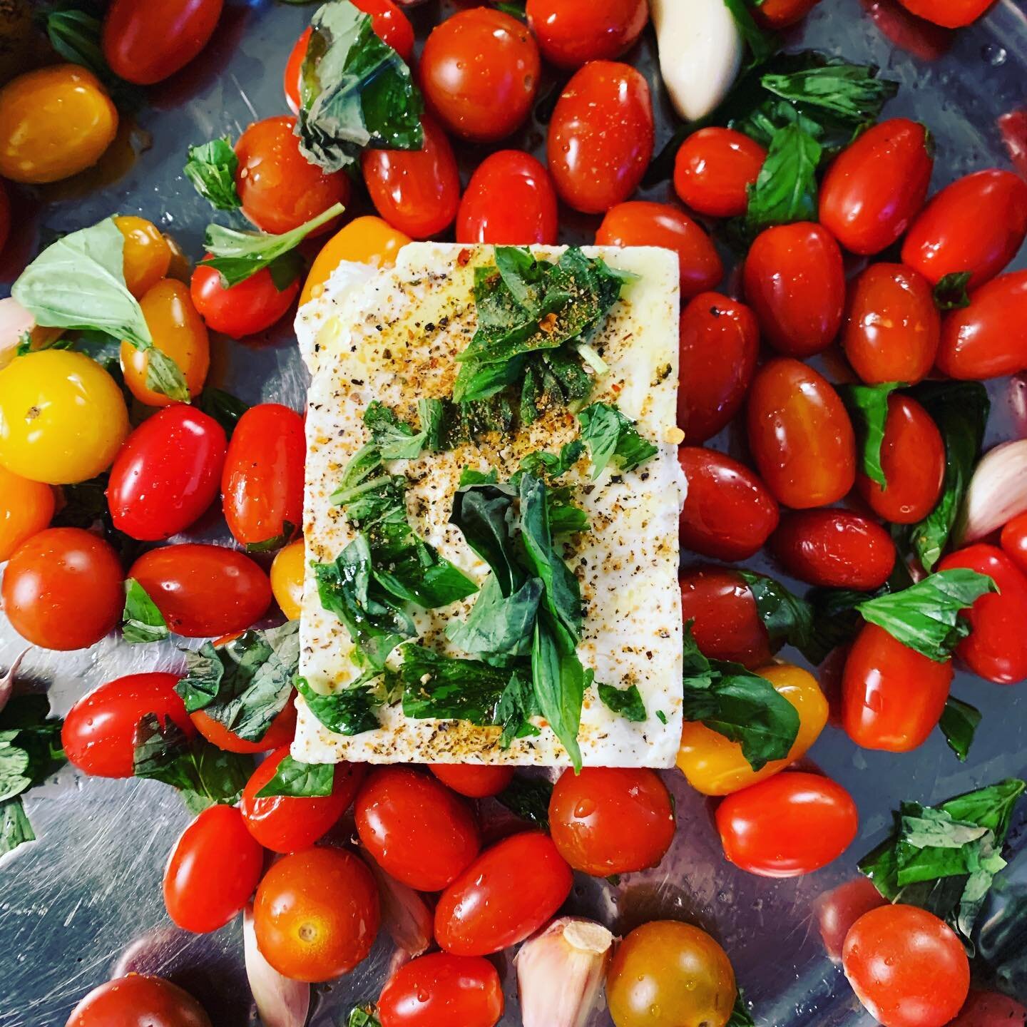 I saw this in an insta video a while back and suddenly remembered it, so decided to make it for dinner tonight. If you want something quick and delicious - and ridiculously easy - this is the one. Feta roasted with loads of tomatoes, fresh basil, min