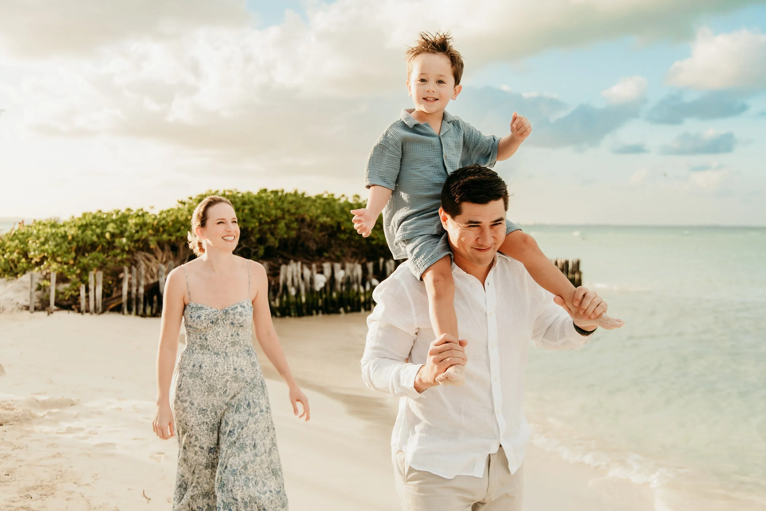 isla-mujeres-family-photographer-son-riding-on-dads-shoulders.jpg