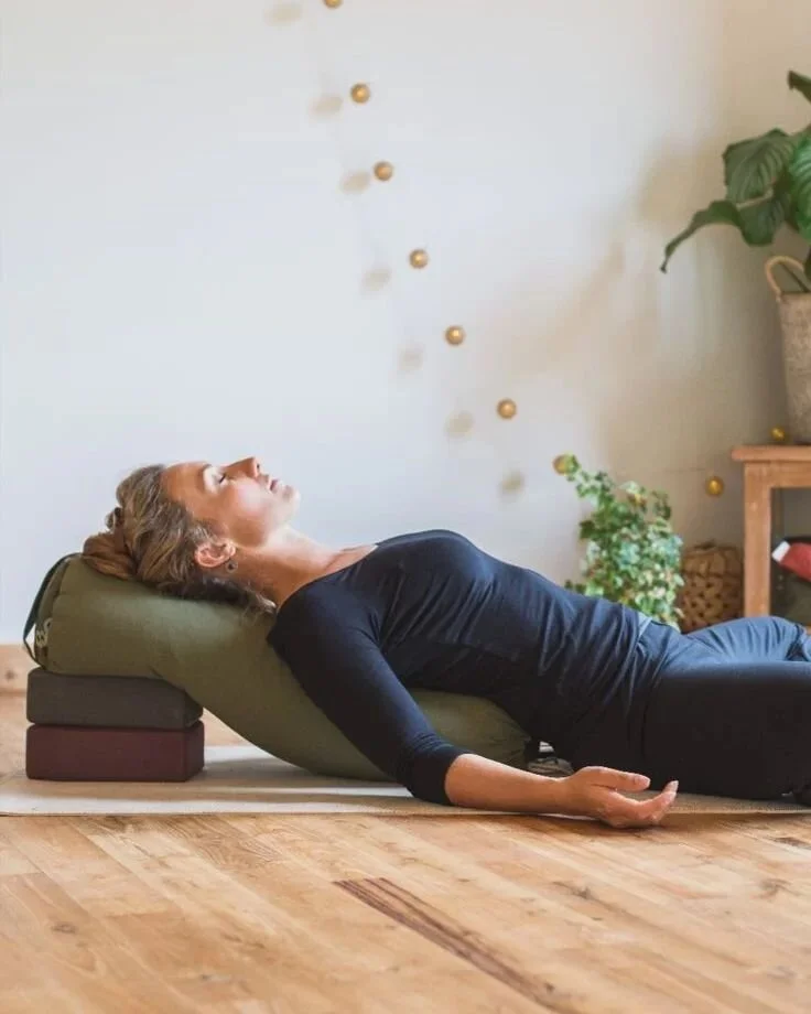 Procura iniciar esta semana con intenci&oacute;n, recordando la importancia de respirar profundo, de moverse despacio y desde la consciencia. 
Escucha a tu cuerpo, nutre tu esp&iacute;ritu, calma tu mente.
.
.
#mindfulness #yinyoga #healthyliving #ho