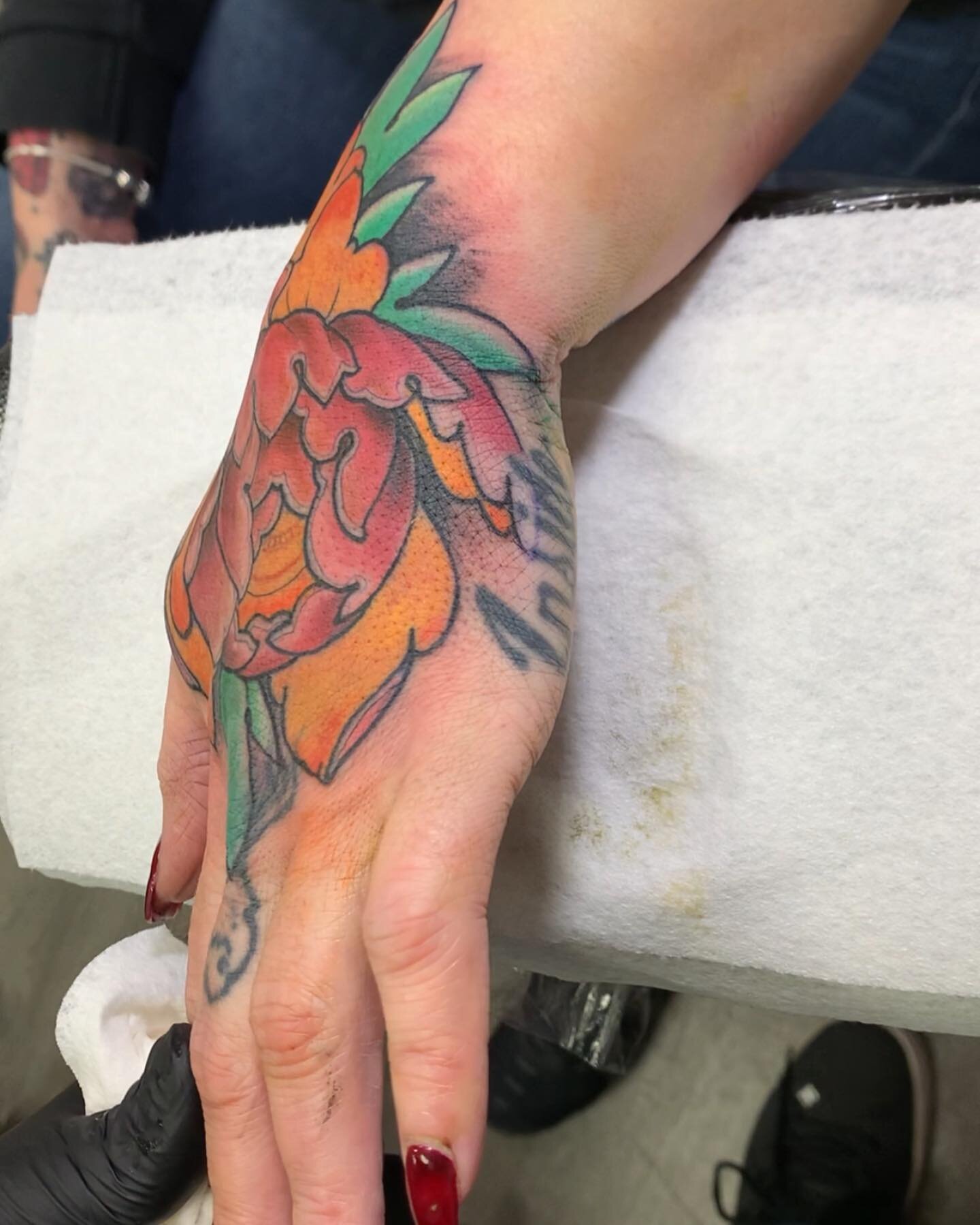 A nice peonies on the hand. Had fun with this one! #massachusetts #westernmasstattoo #Connecticut #connecticuttattoo #southwindsor #angrypenciltattoo #tattoo #tattoos #eternalink #hivecaps #saniderm #helios #dragonsbloodbutter #MAtattoo #CTtattoo #CT
