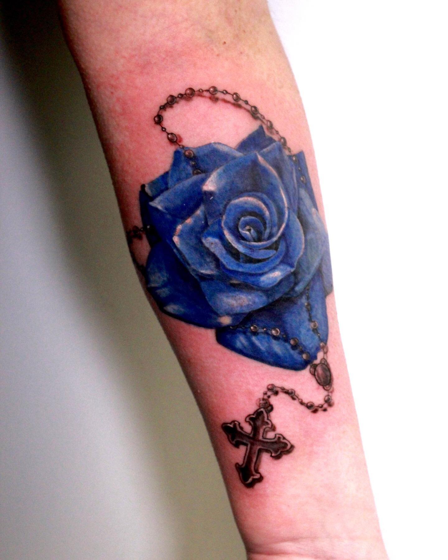 A nice blue rose and rosary  #massachusetts #westernmasstattoo #Connecticut #connecticuttattoo #southwindsor #angrypenciltattoo #tattoo #tattoos #eternalink #hivecaps #saniderm #helios #dragonsbloodbutter #MAtattoo #CTtattoo #CTtattooartist #MAtattoo