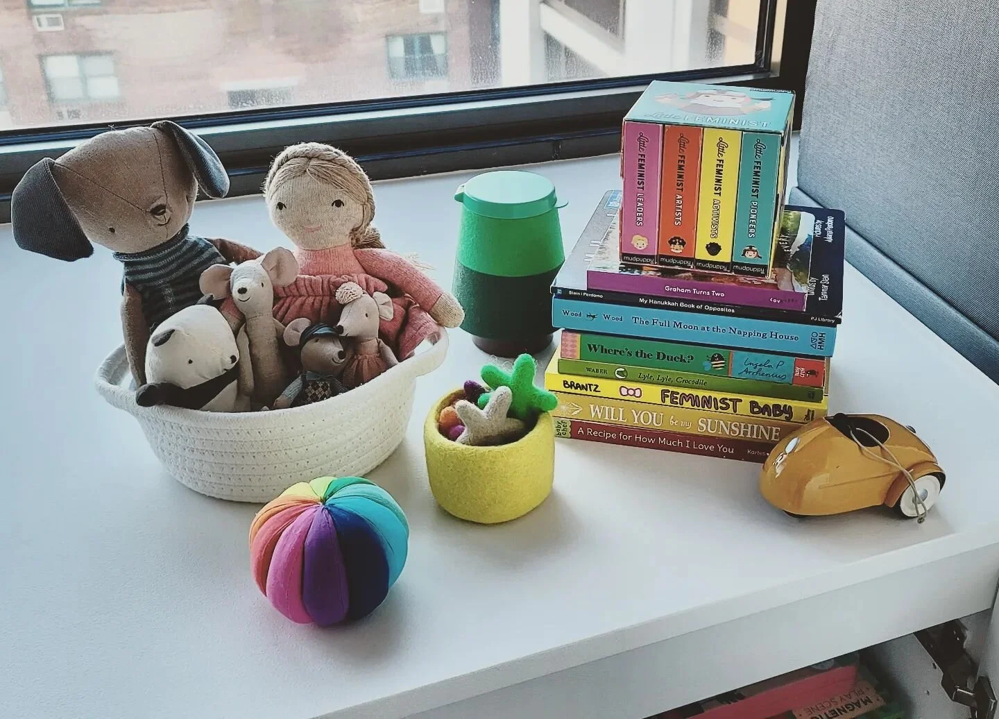 Isn't this just the sweetest little space? 💖🧡💛💚💙💜 #prettyneat kid's room