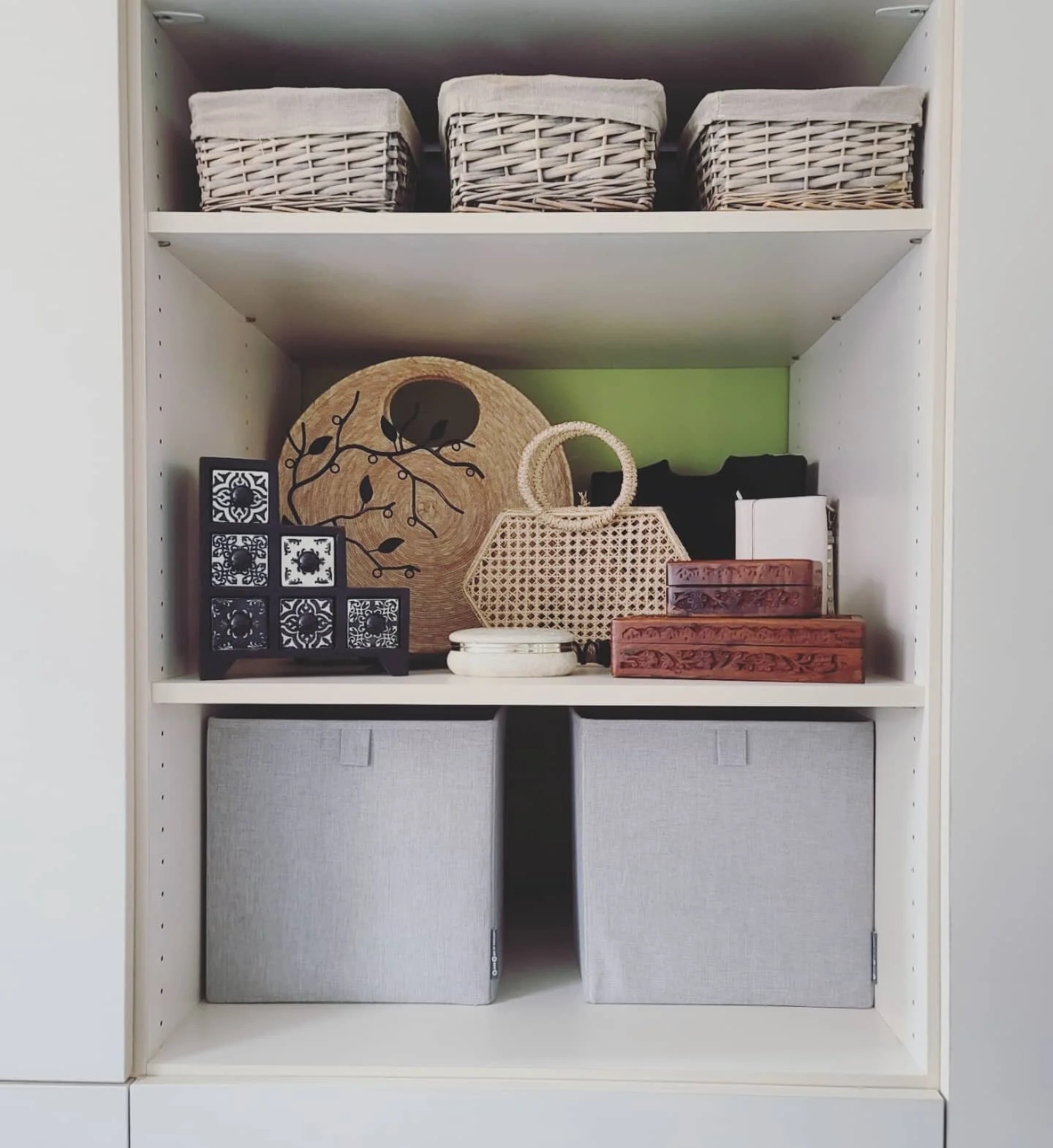 #prettyneat little shelf space 🌿🏵