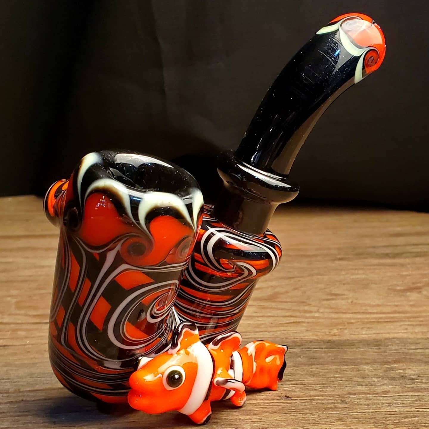 Lil' custom cool-ab double layer nemo-lock !!
Awesome  nemo sculpture by @embersoulshineglass  brings this classic style to life!!
What makes your soulshine???? We're excited to make something custom for you!!!!!
#soulshineartsstudio
#humboldtglasssc