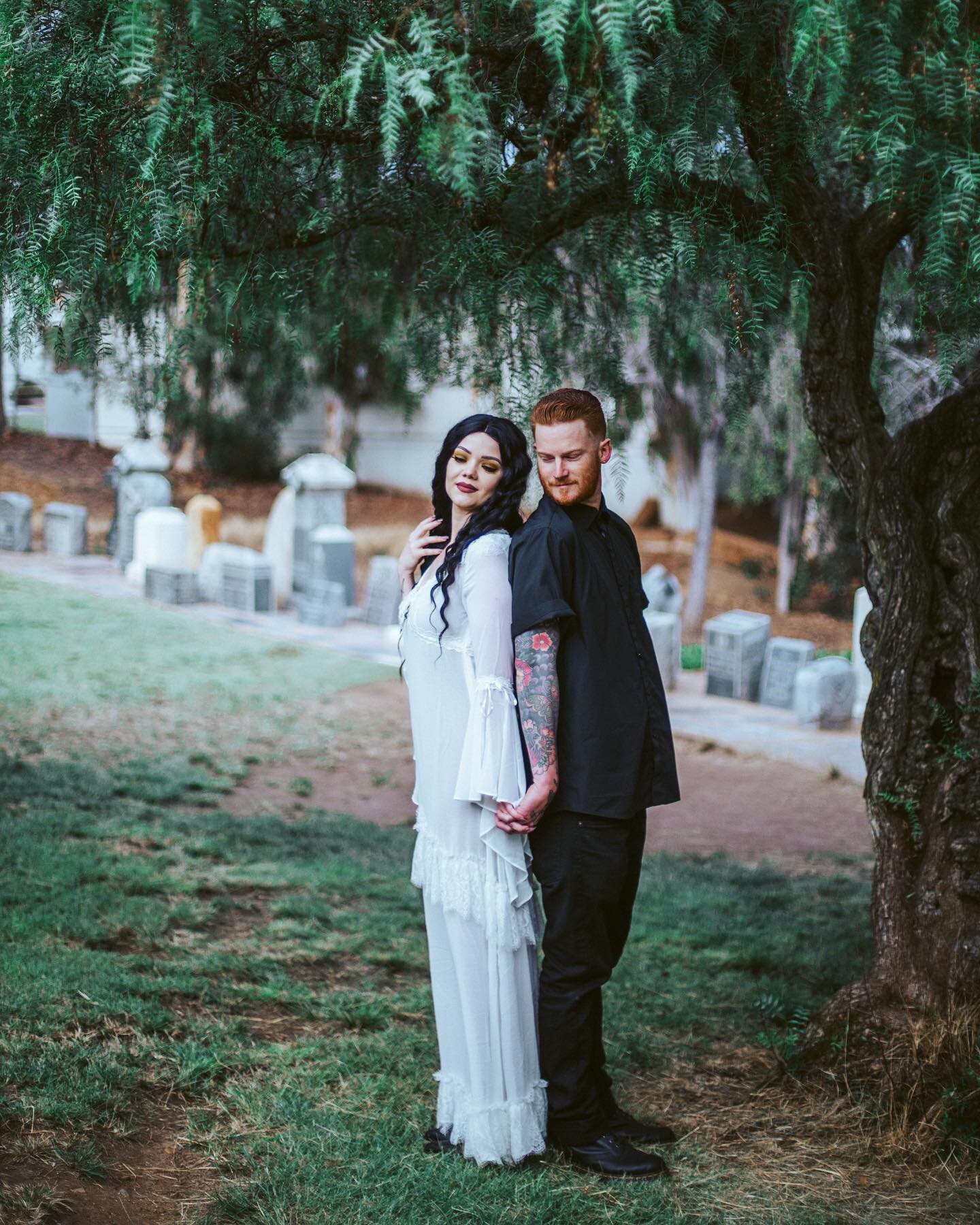 Currently obsessed with this spooky engagement session! Happy Halloween, everyone! 👻🎃