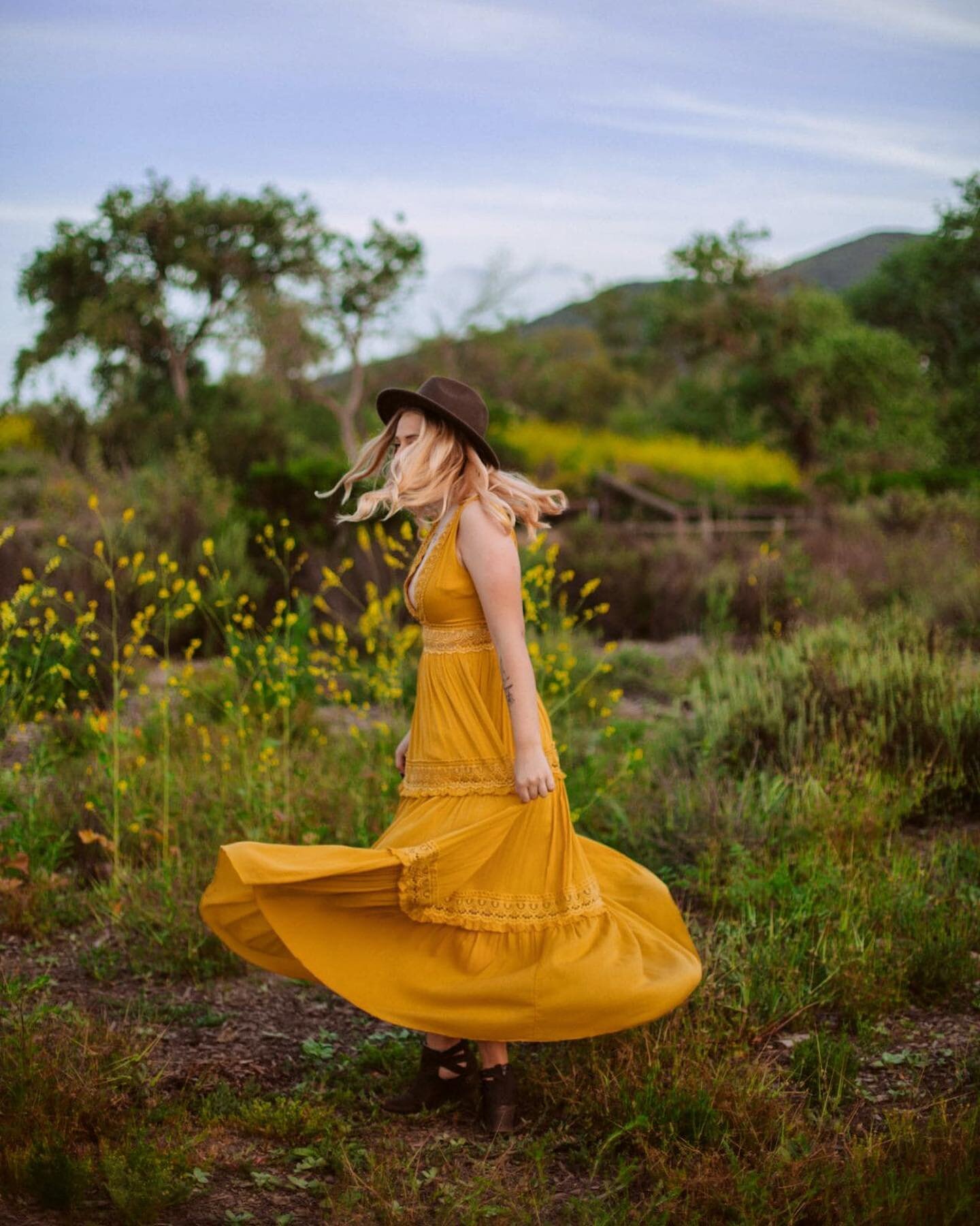 People often ask me when the best time to take graduation photos is. I always recommend doing it early in the new year for two reasons: first because San Diego is GORGEOUS right now; everything is green, flowers are in bloom, there&rsquo;s lots of co