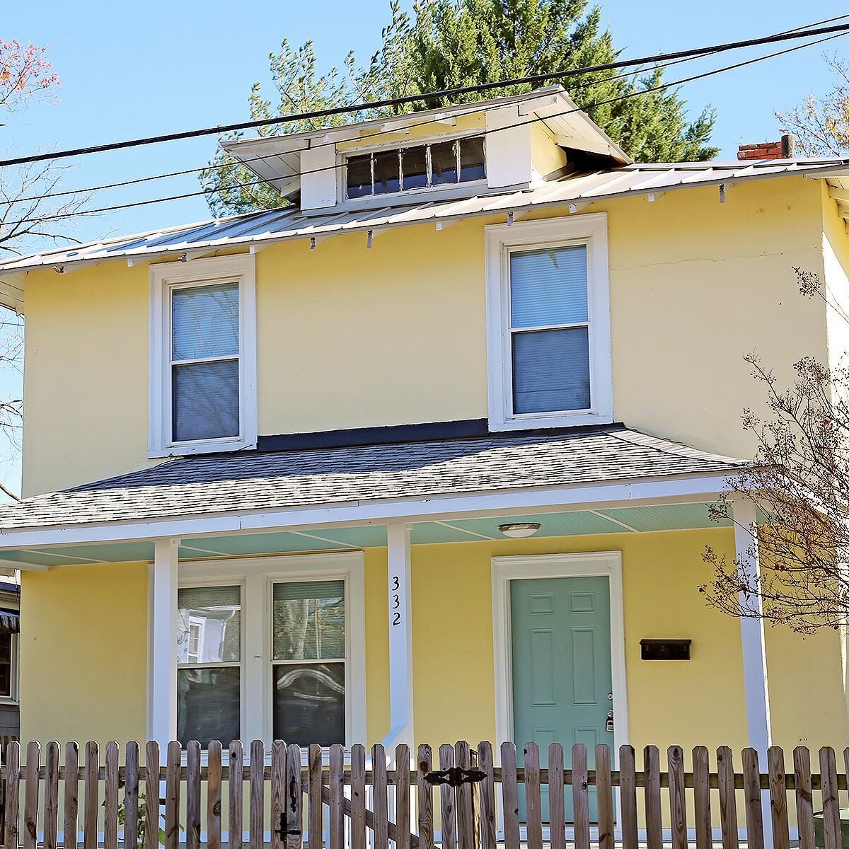 Move-in ready and available for rent! 🏡 Located in the heart of Charlottesville, this charming 3 bedroom, 2 bath home is nestled between the University of Virginia and downtown. 

Built in the 1920s, this 1,344sqft stucco home offers a light-filled 
