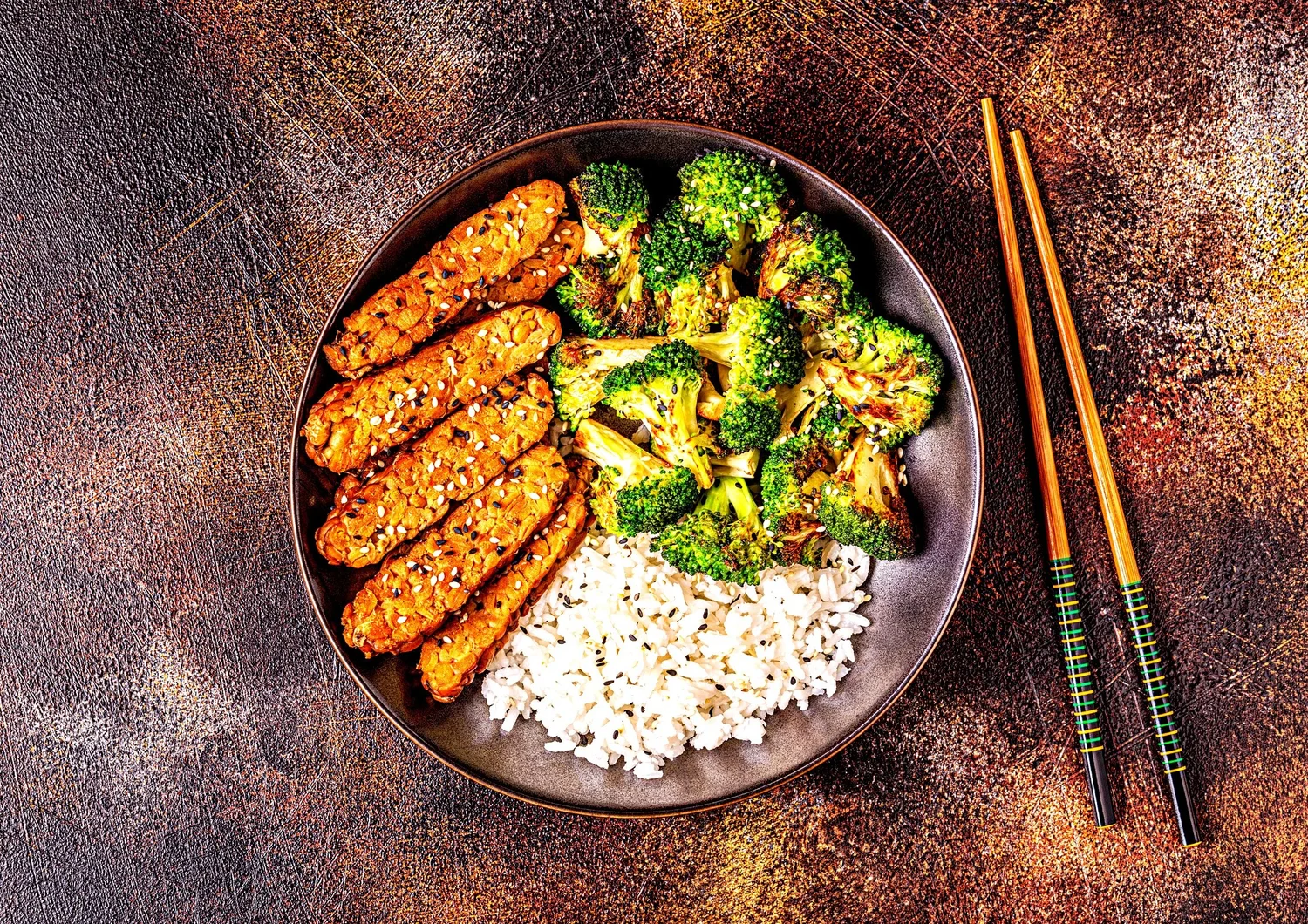 Tempeh bowl with wild rice and broccoli