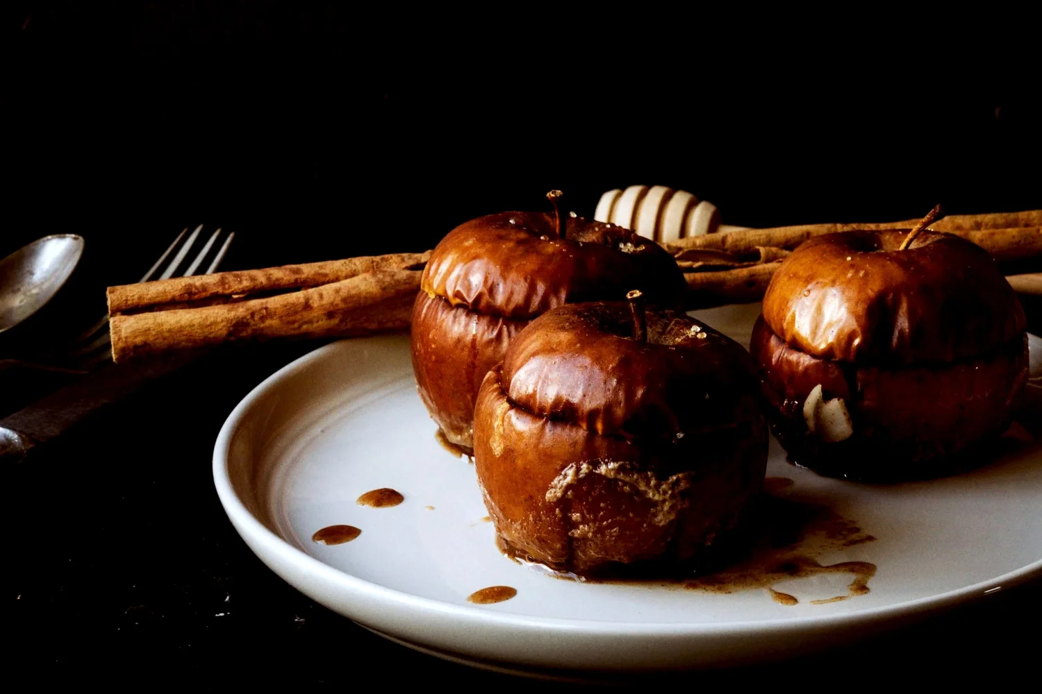 Baked Apples with Walnuts and Cinnamon Baked Apples with Walnuts and Cinnamon