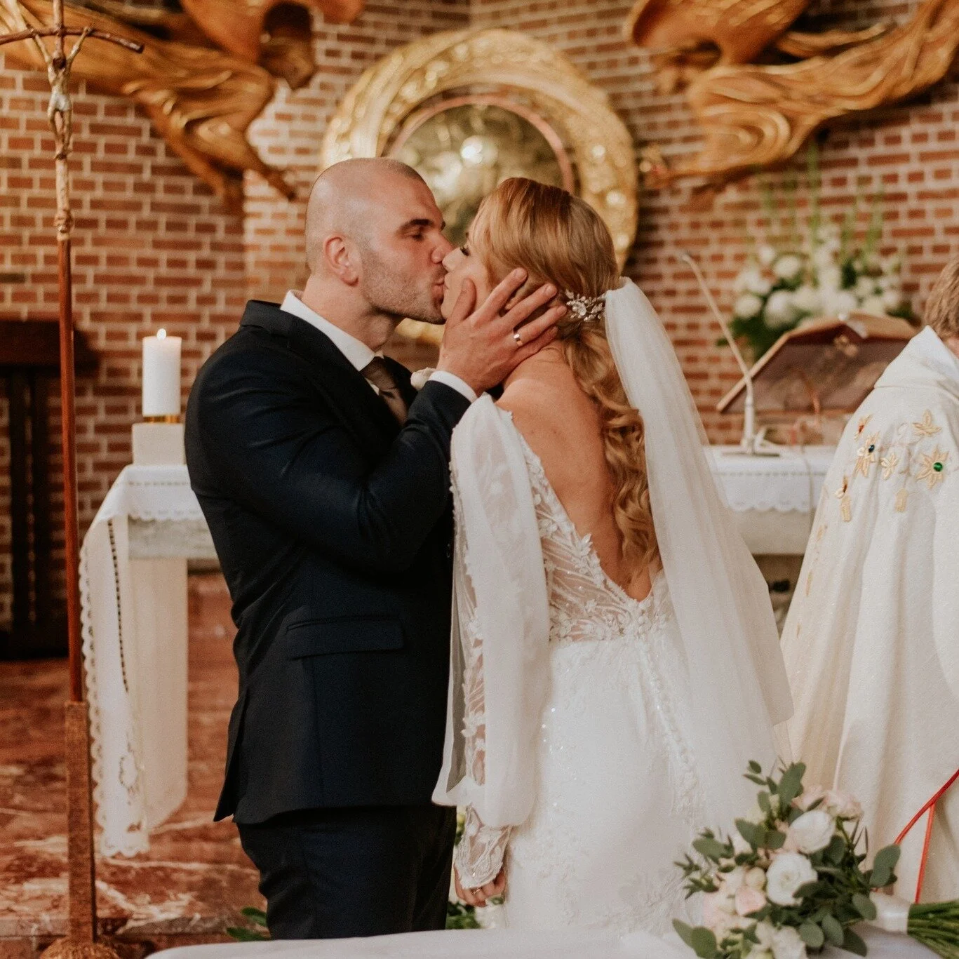 Jeśli miałabym wybierać ulubione momenty ze ślubnego dnia, przysięga zdecydowanie byłaby jednym z nich🤍 

Ola &amp; Patryk!

#zdjeciaslubne #fotografiaslubna #tarnow #fotografslubny #pieknezdjeciazeslubu