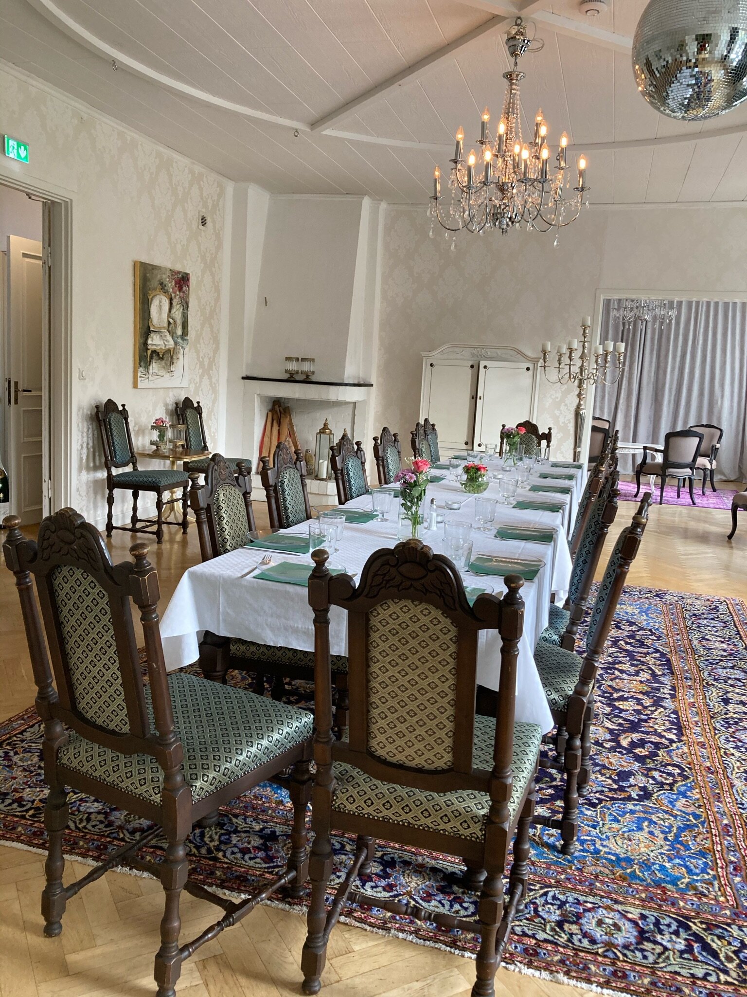 Stor matsal plats för lilla eller stora gänget. Här kan ni servera den middagen ni önskar eller så lagar vi maten åt er-