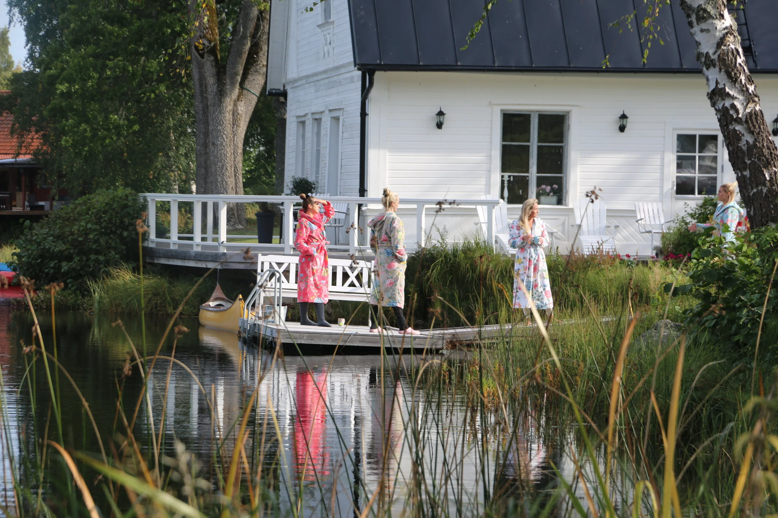 Ett morgondopp före frukost för den som älskar bad i sjö är möjligt på våra underbara retreat.