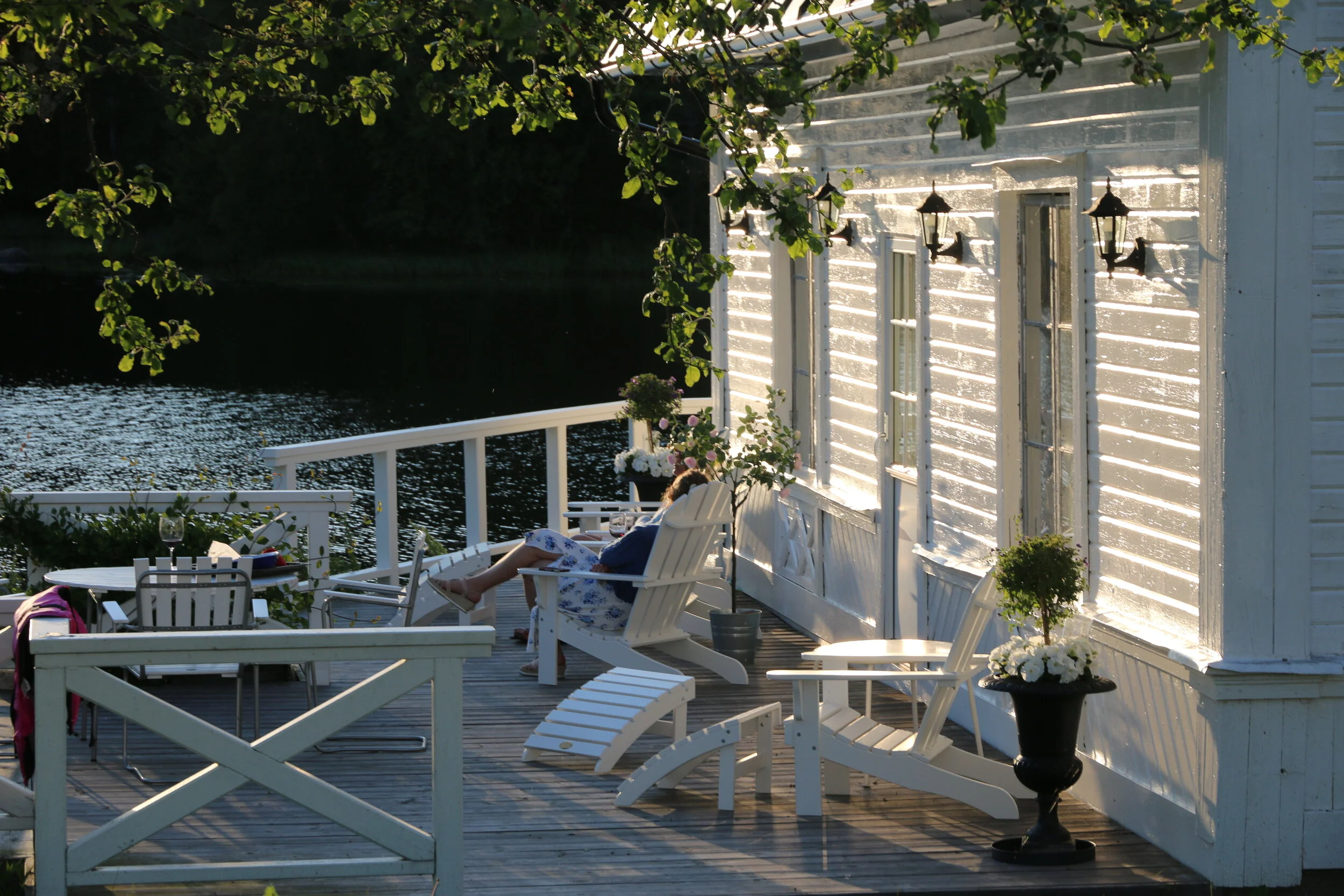 Sitter i solstol och ser solen gå ner. Lagom varm. Harmonsk och levande på ett underbart retreat.