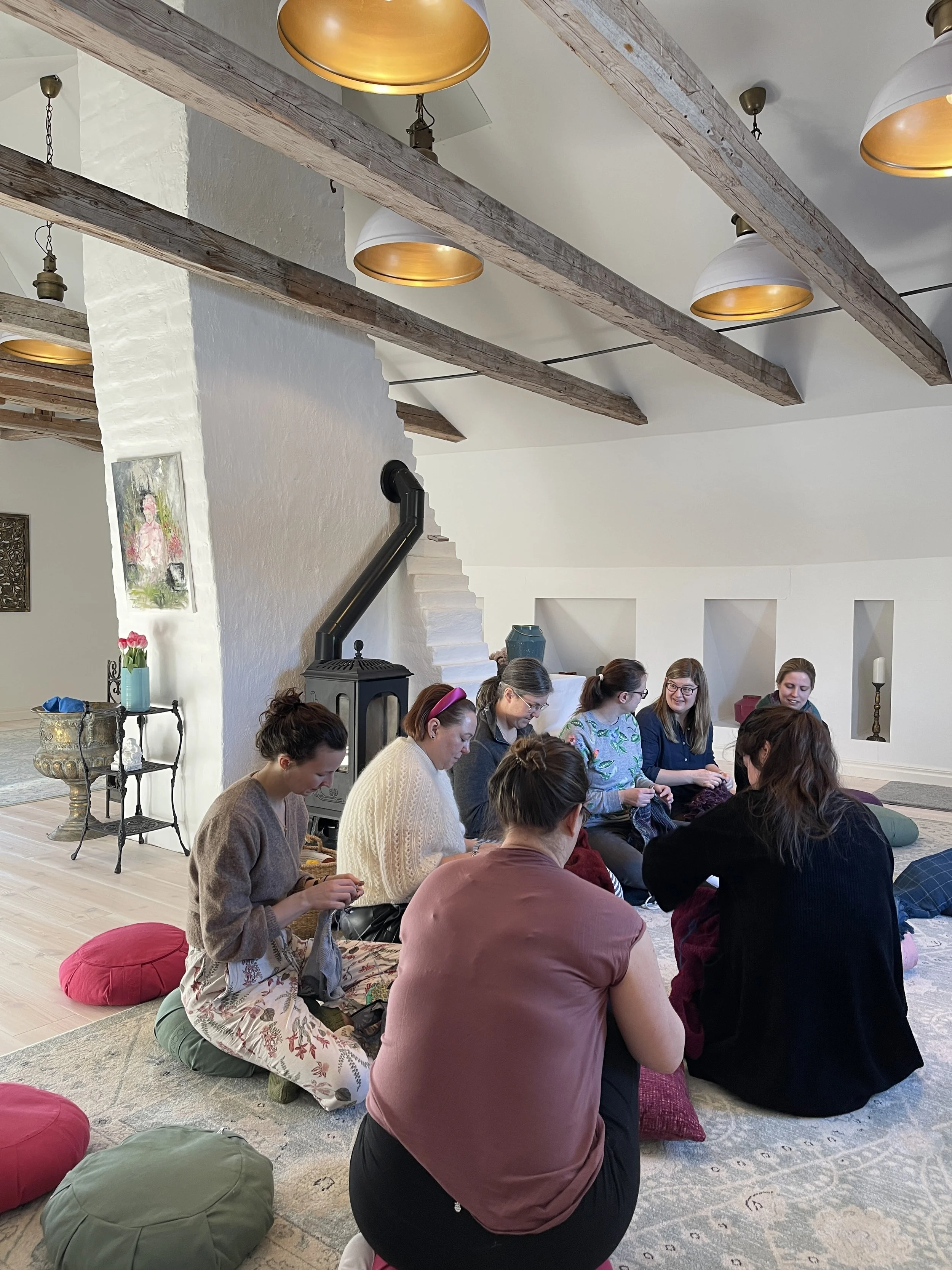 Sticka , sticka , sticka och kanske meditera , på stickhelg.