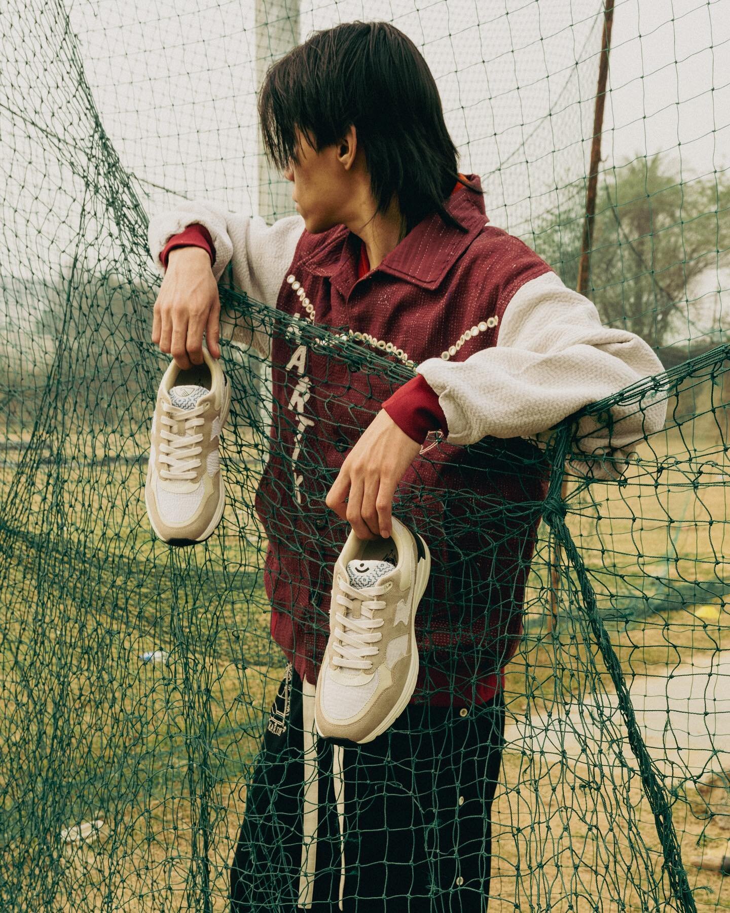 @karuresearch joins forces with London-based footwear brand @stepney_workers_club to create a unique capsule collection. The collaboration celebrated a shared love for sport and features an exclusive sneaker and apparel, taking cues from sportswear a