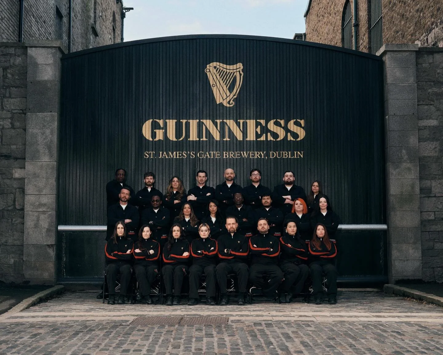 @robynlynchireland has designed the Guinness Storehouse team uniform, celebrating the landmark attraction&rsquo;s 25th anniversary which unveils today, December 1st. 

Lynch has designed a series of bespoke team uniforms that merge Irish craftsmanshi