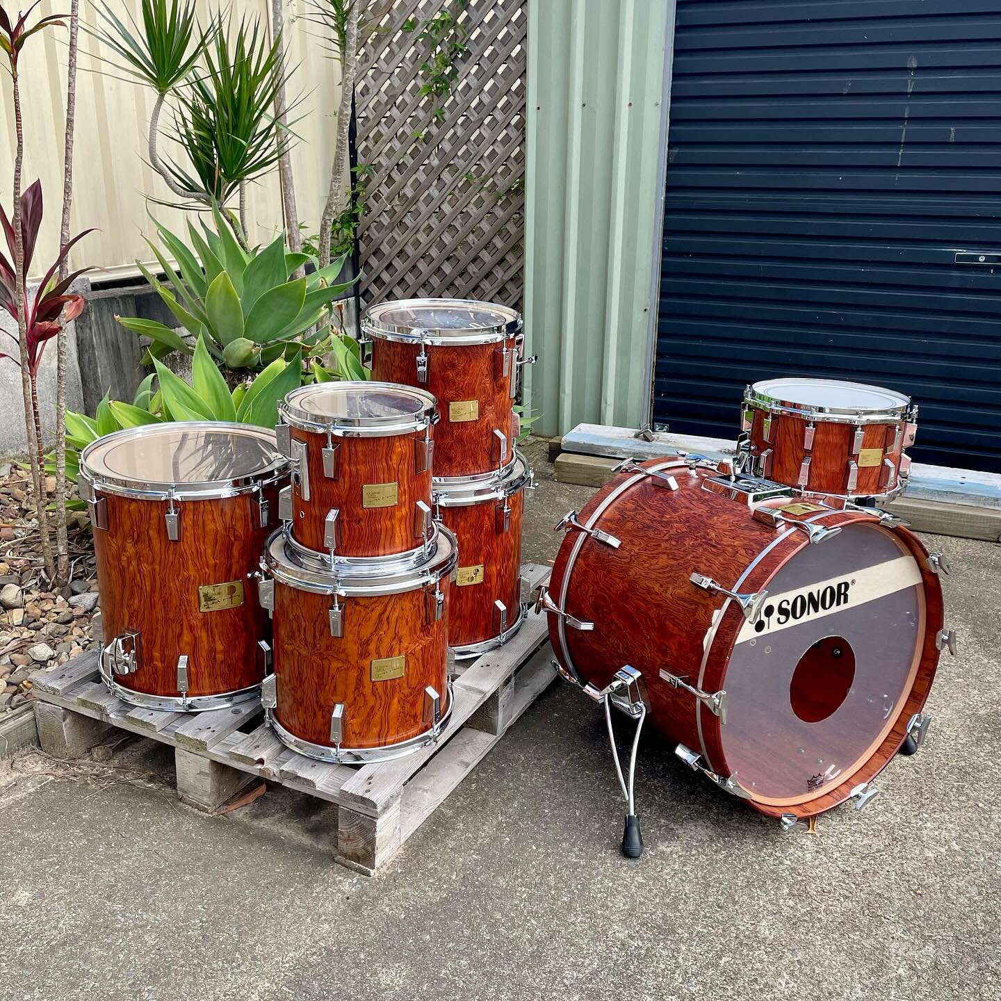 Sonor Horst Link Signature mid-late 80&rsquo;s &ldquo;heavy&rdquo; kit 
12 ply Beech wood with African Bubinga inner/outer vertical ply. 
- 22&rdquo;x18&rdquo;, 10&rdquo;x10&rdquo;, 12&rdquo;x12&rdquo;, 13&rdquo;x13&rdquo;, 14&rdquo;x14&rdquo;, 15&rd